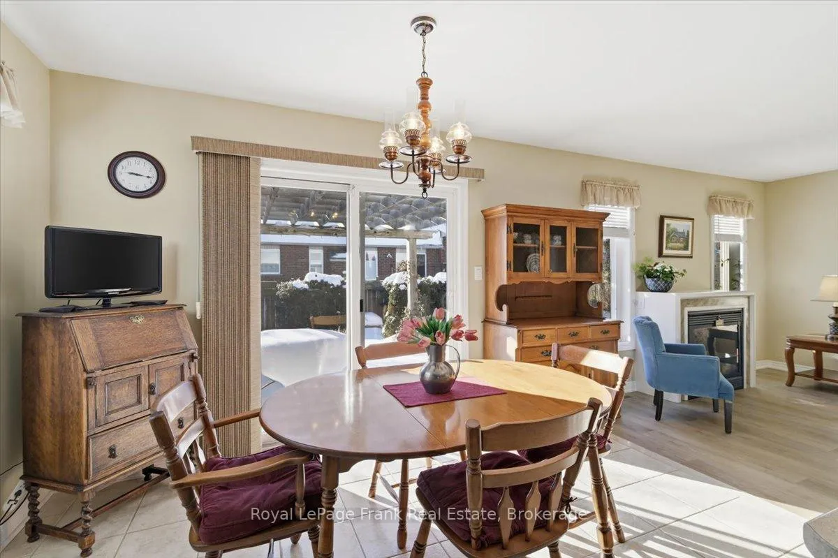 Photo 23 of 25 Apple Tree Crescent, Uxbridge — HOMEH
