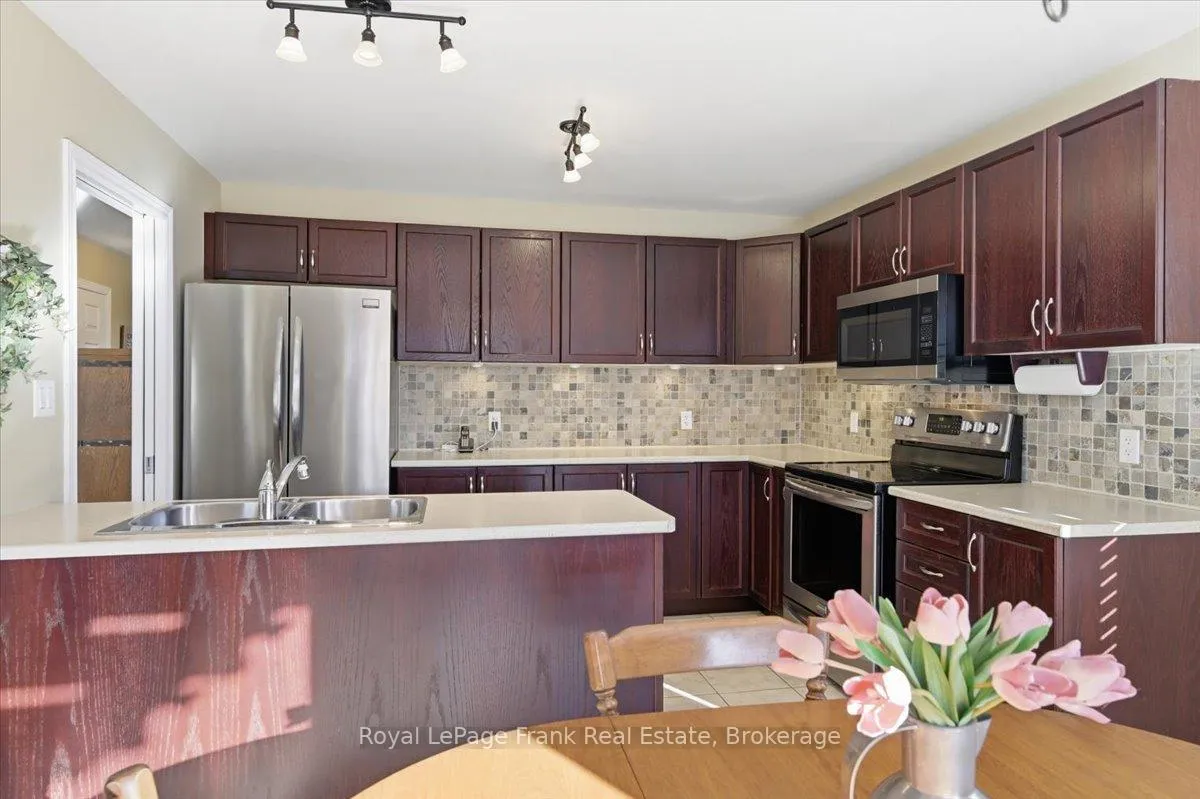Photo 24 of 25 Apple Tree Crescent, Uxbridge — HOMEH