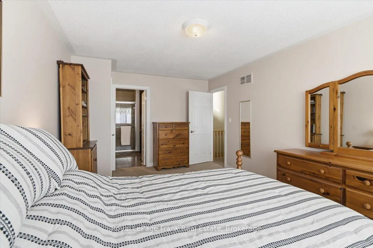 Photo 32 of 25 Apple Tree Crescent, Uxbridge — HOMEH