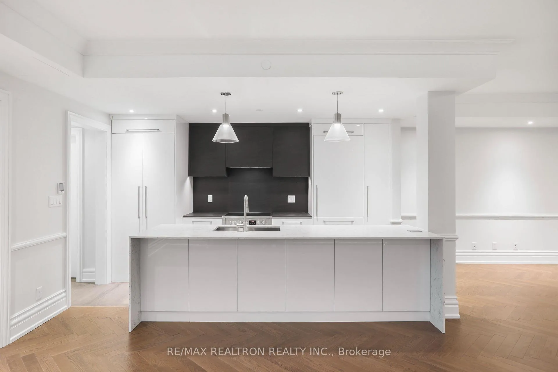 Photo 5 of Unit 208, 2 Clarendon Avenue, Toronto, Casa Loma — HOMEH