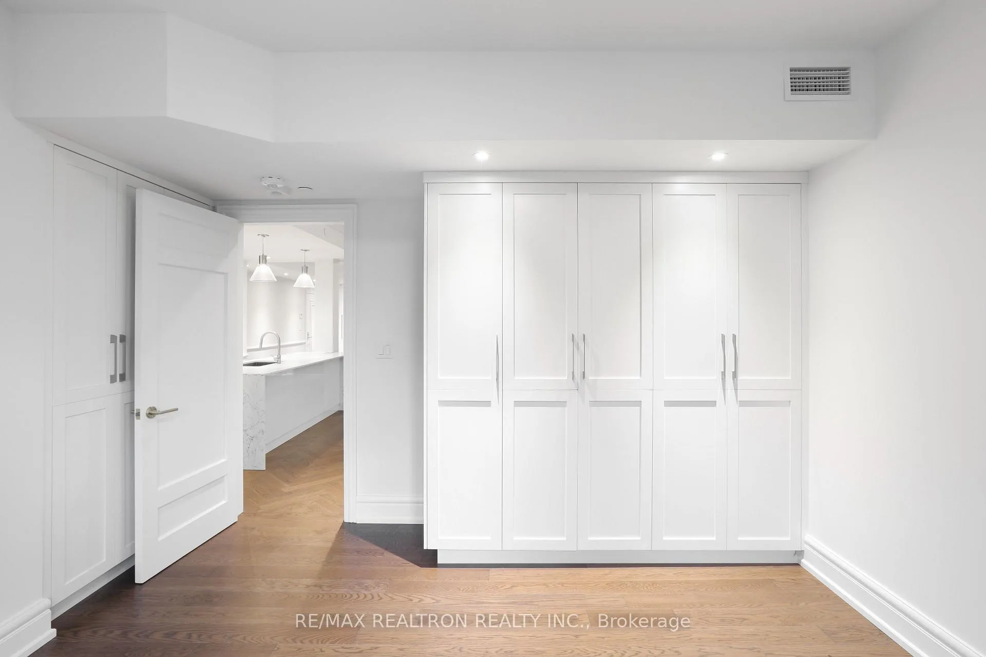 Photo 15 of Unit 208, 2 Clarendon Avenue, Toronto, Casa Loma — HOMEH