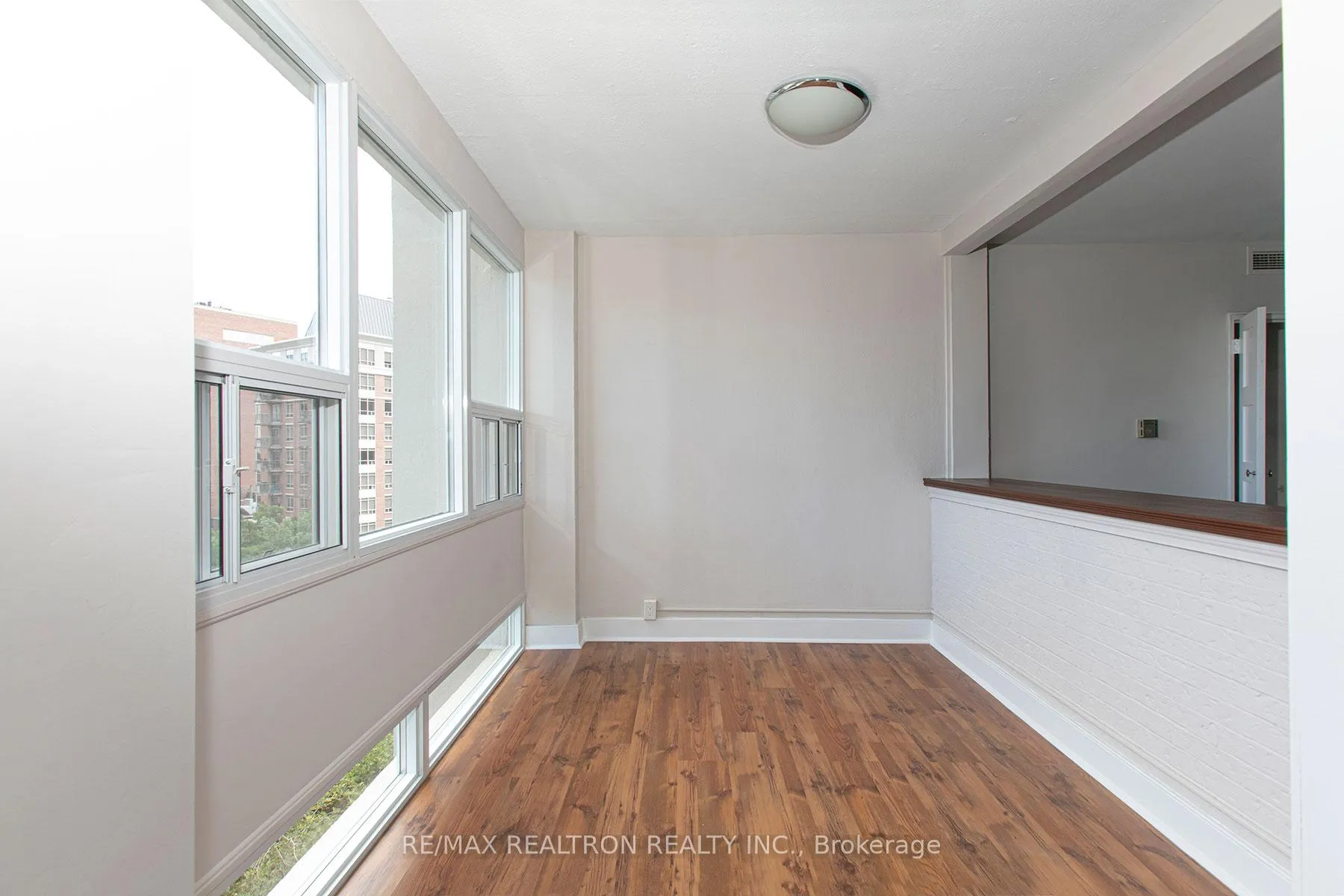 Photo 3 of Unit 1106, 9 Deer Park Crescent, Toronto, Yonge-St. Clair — HOMEH