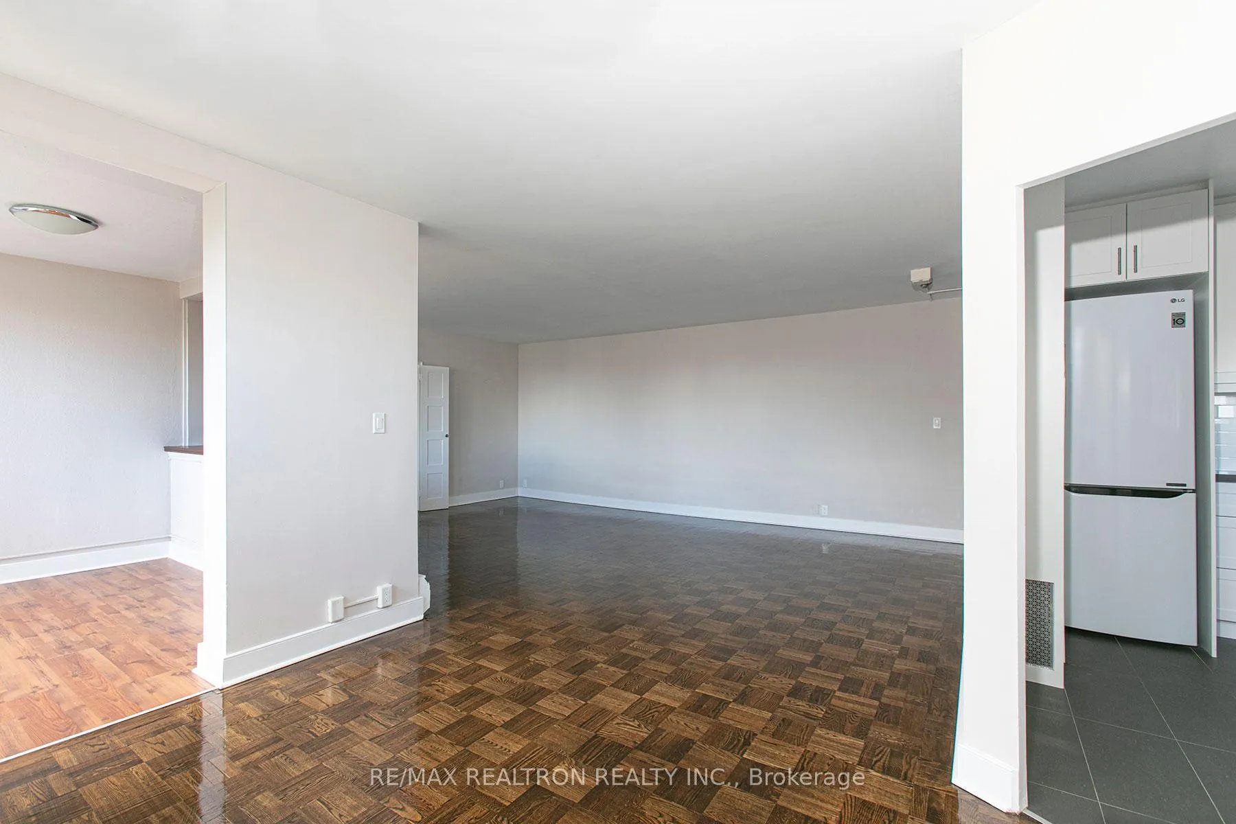 Photo 4 of Unit 1106, 9 Deer Park Crescent, Toronto, Yonge-St. Clair — HOMEH