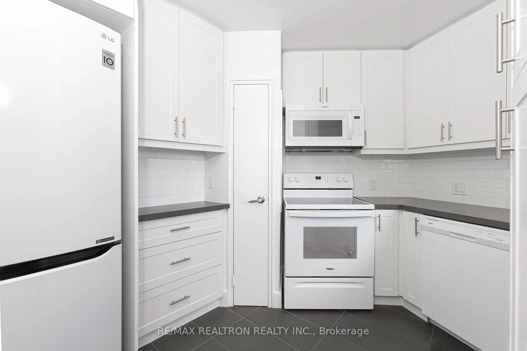 Photo 5 of Unit 1106, 9 Deer Park Crescent, Toronto, Yonge-St. Clair — HOMEH