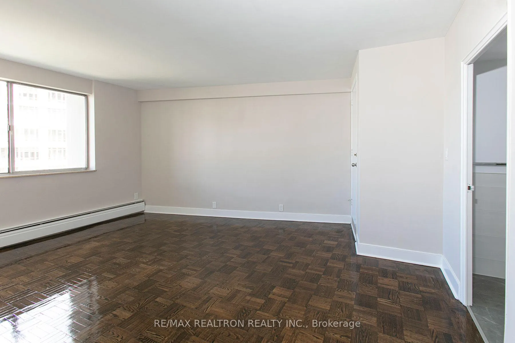 Photo 8 of Unit 1106, 9 Deer Park Crescent, Toronto, Yonge-St. Clair — HOMEH
