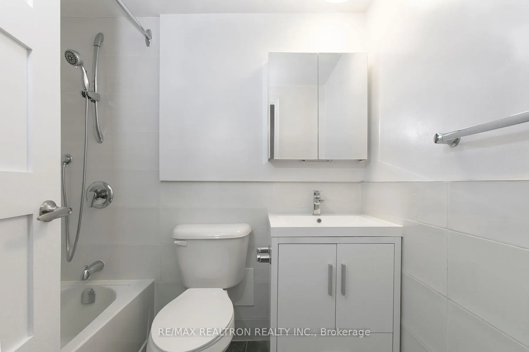 Photo 10 of Unit 1106, 9 Deer Park Crescent, Toronto, Yonge-St. Clair — HOMEH