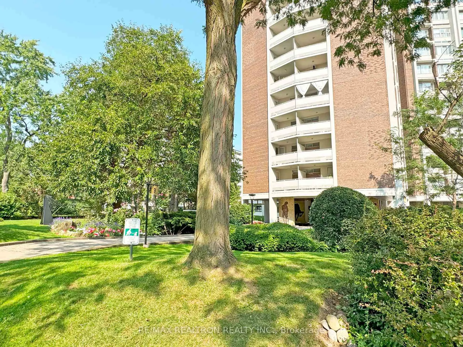 Photo 18 of Unit 1106, 9 Deer Park Crescent, Toronto, Yonge-St. Clair — HOMEH