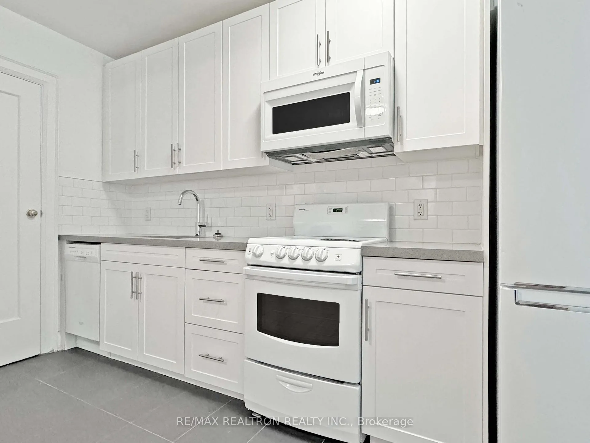 Photo 4 of Unit 415, 396 Avenue Road, Toronto, Casa Loma — HOMEH
