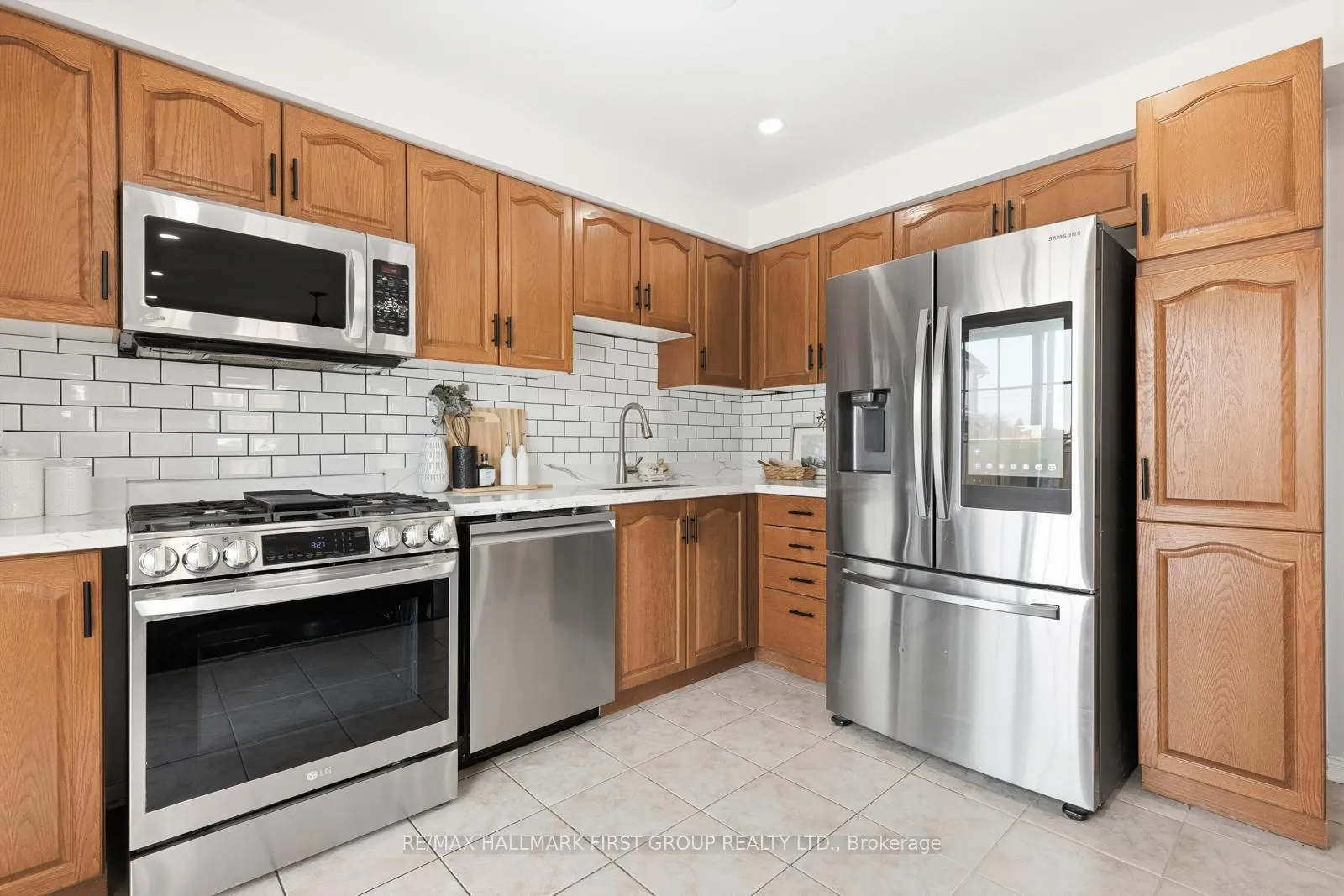 Photo 9 of 52 Playfair Road, Whitby, Downtown Whitby — HOMEH
