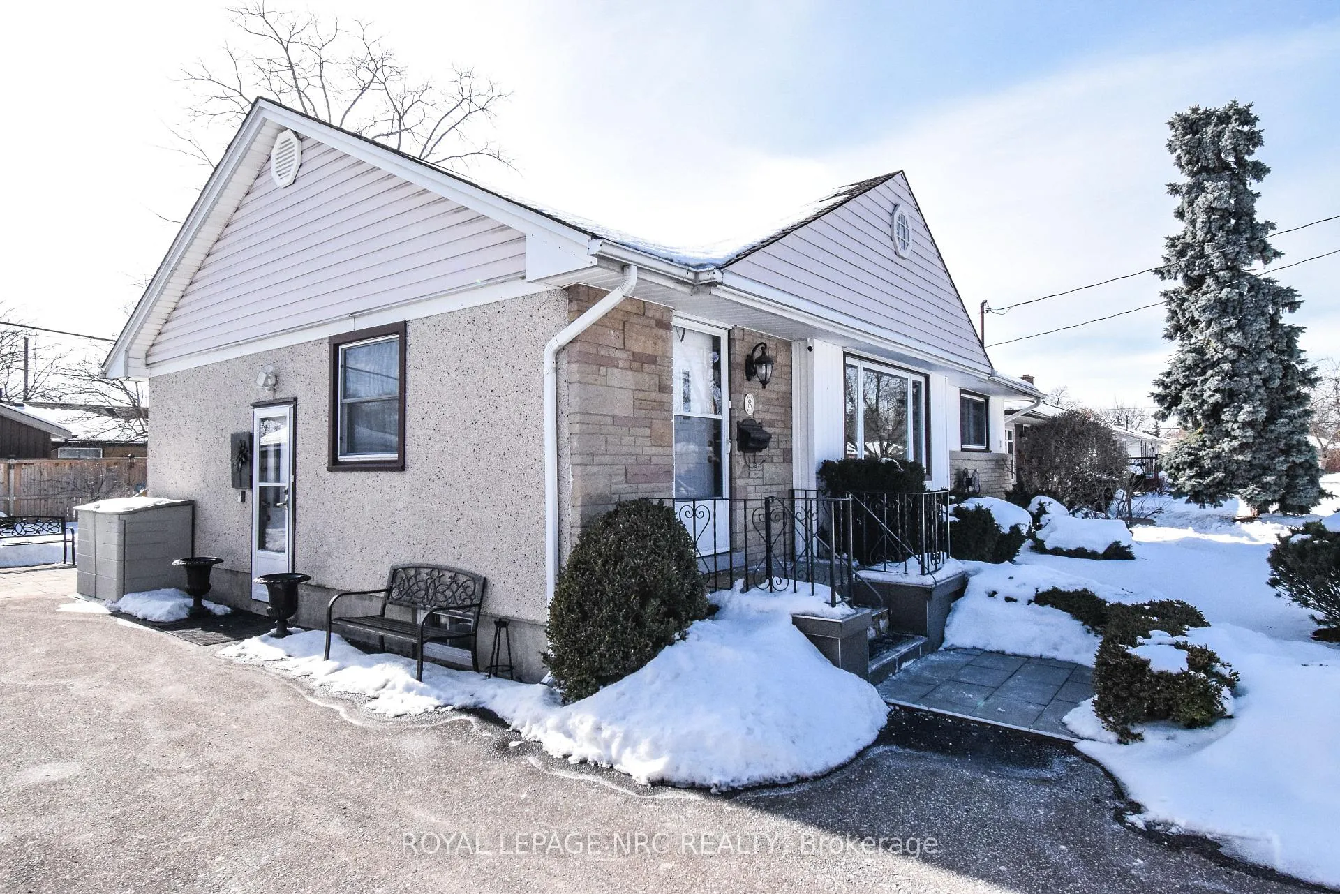Photo 3 of 8 Roseland Avenue, St. Catharines, Carlton/Bunting — HOMEH