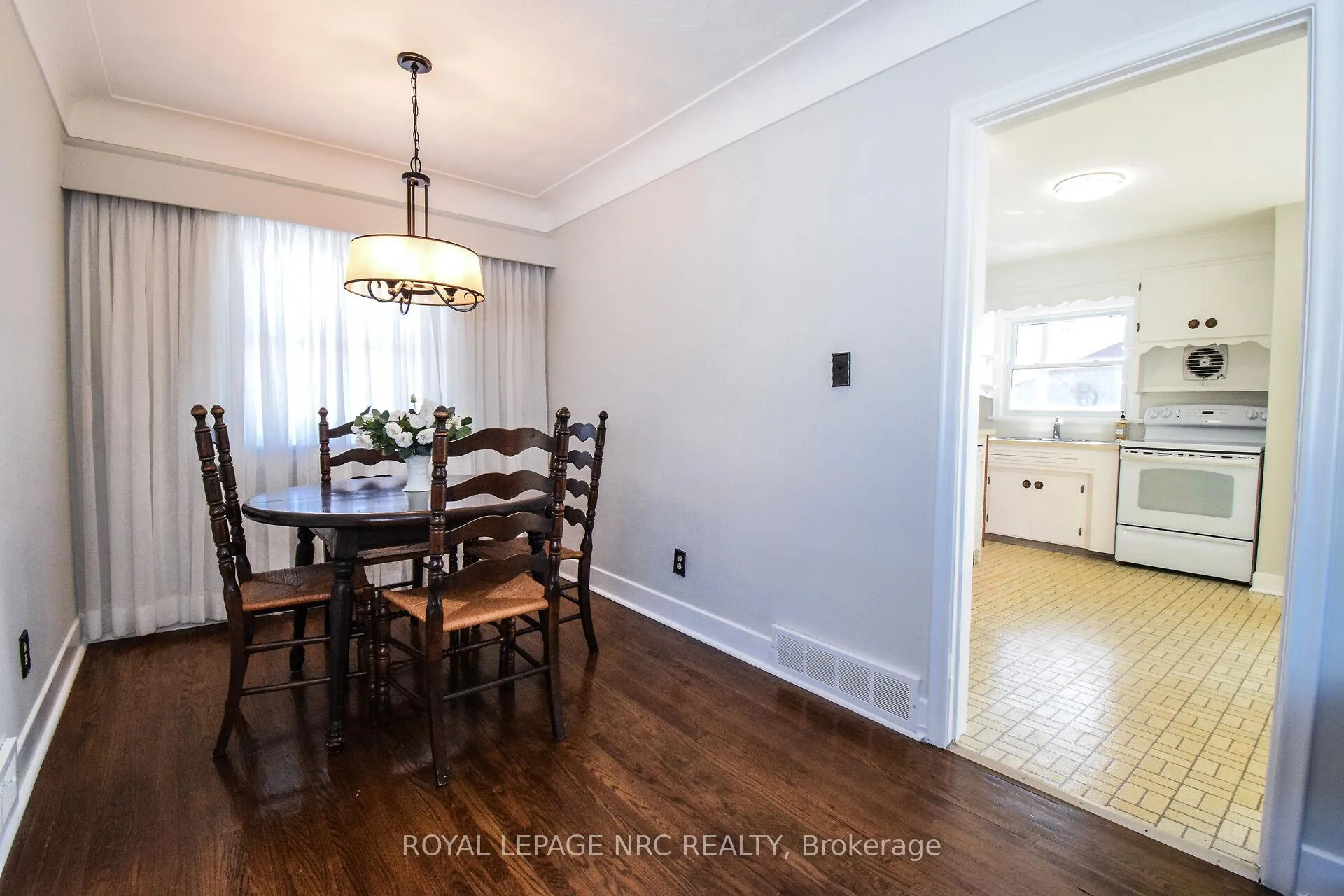 Photo 6 of 8 Roseland Avenue, St. Catharines, Carlton/Bunting — HOMEH