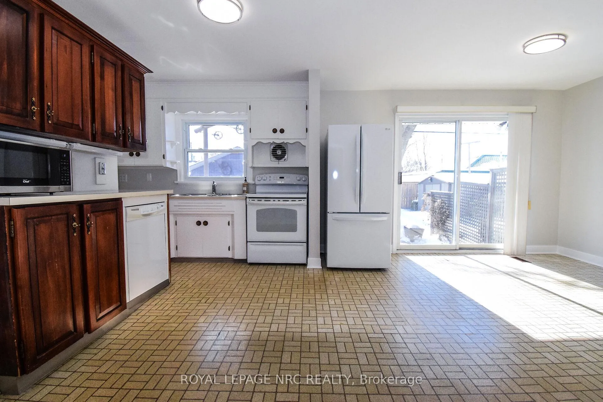 Photo 9 of 8 Roseland Avenue, St. Catharines, Carlton/Bunting — HOMEH