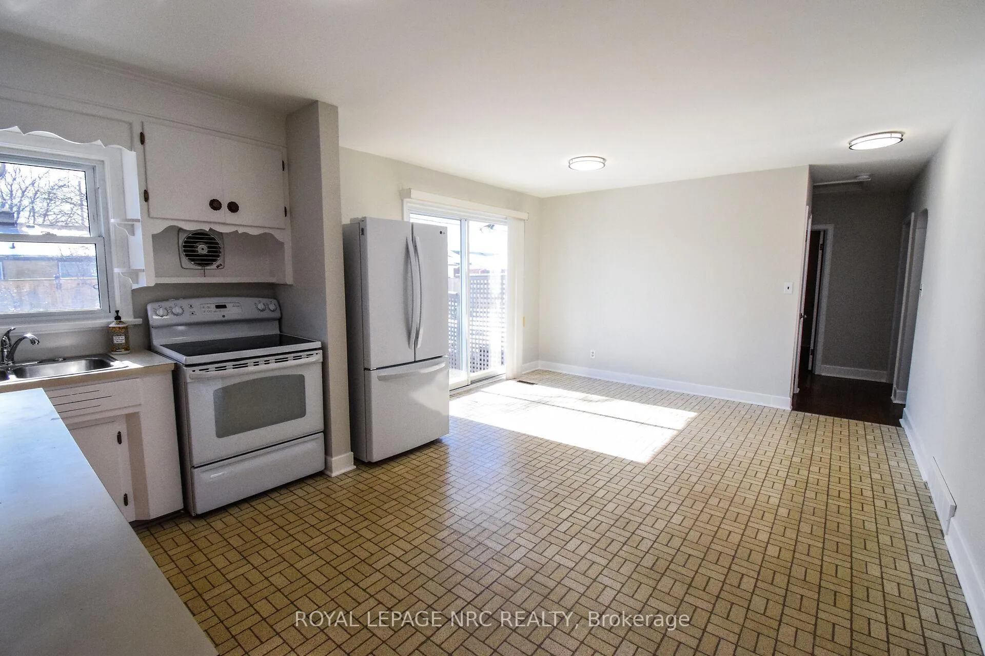 Photo 10 of 8 Roseland Avenue, St. Catharines, Carlton/Bunting — HOMEH