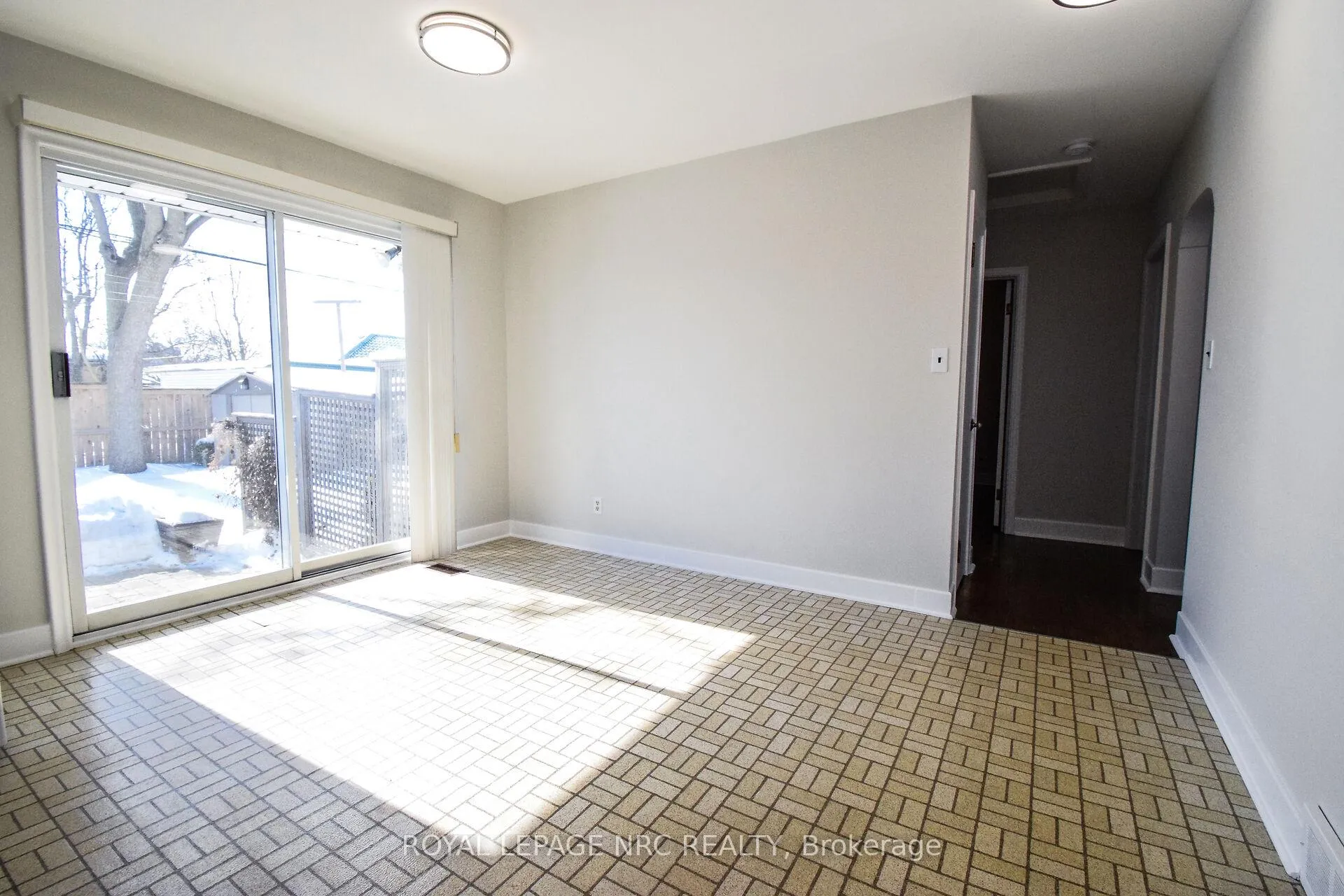 Photo 11 of 8 Roseland Avenue, St. Catharines, Carlton/Bunting — HOMEH