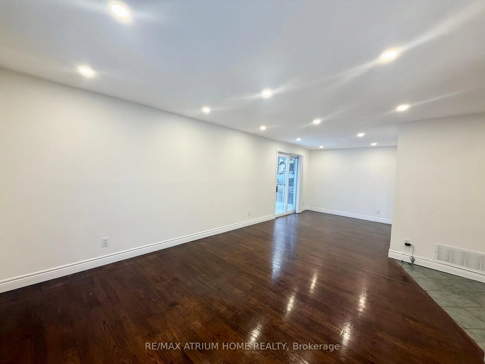 Photo 3 of 59 Carlton Road, Markham, Unionville — HOMEH