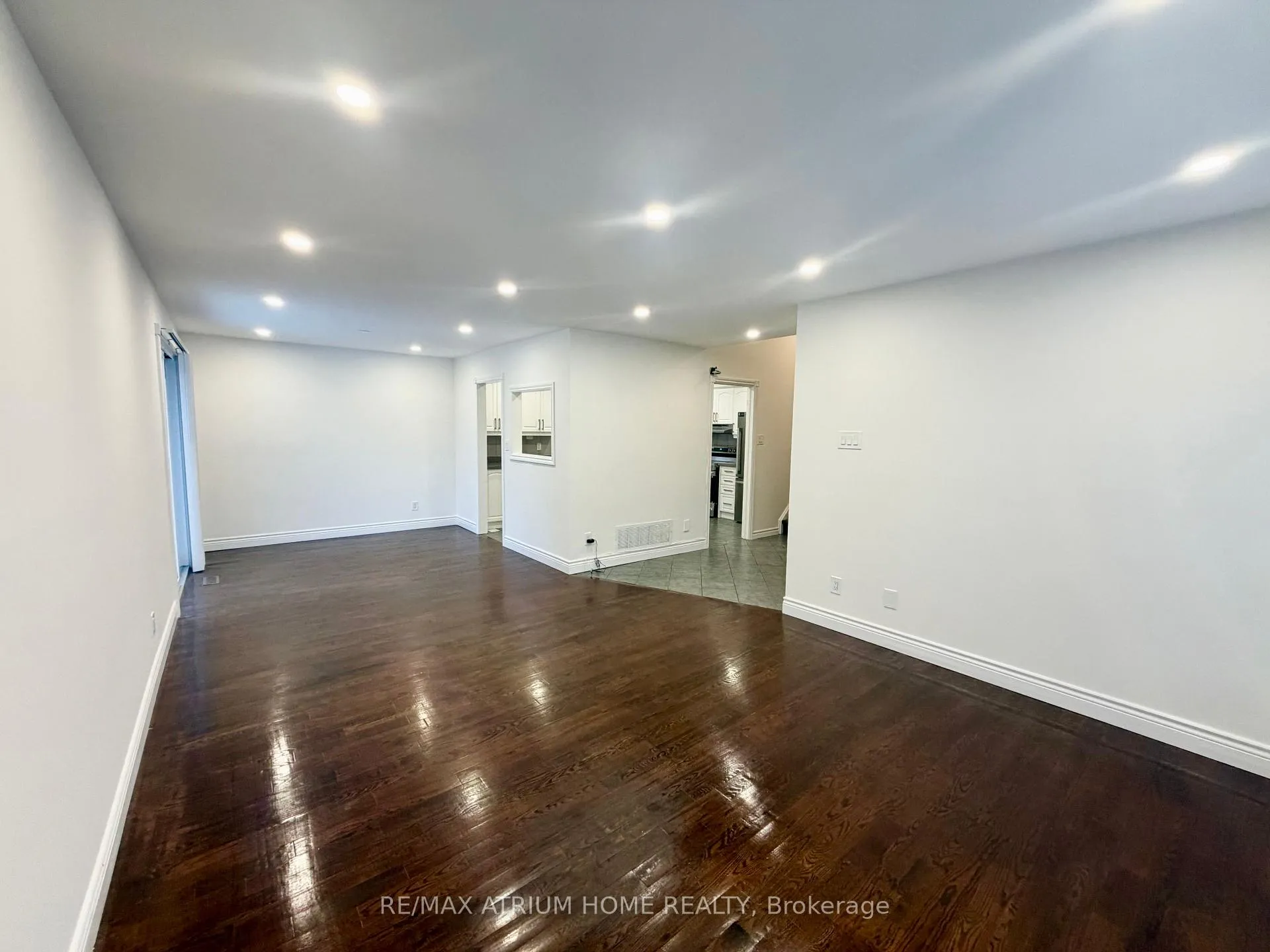 Photo 4 of 59 Carlton Road, Markham, Unionville — HOMEH