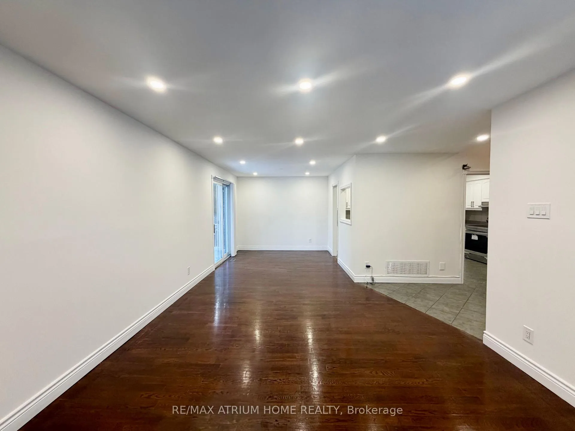 Photo 5 of 59 Carlton Road, Markham, Unionville — HOMEH