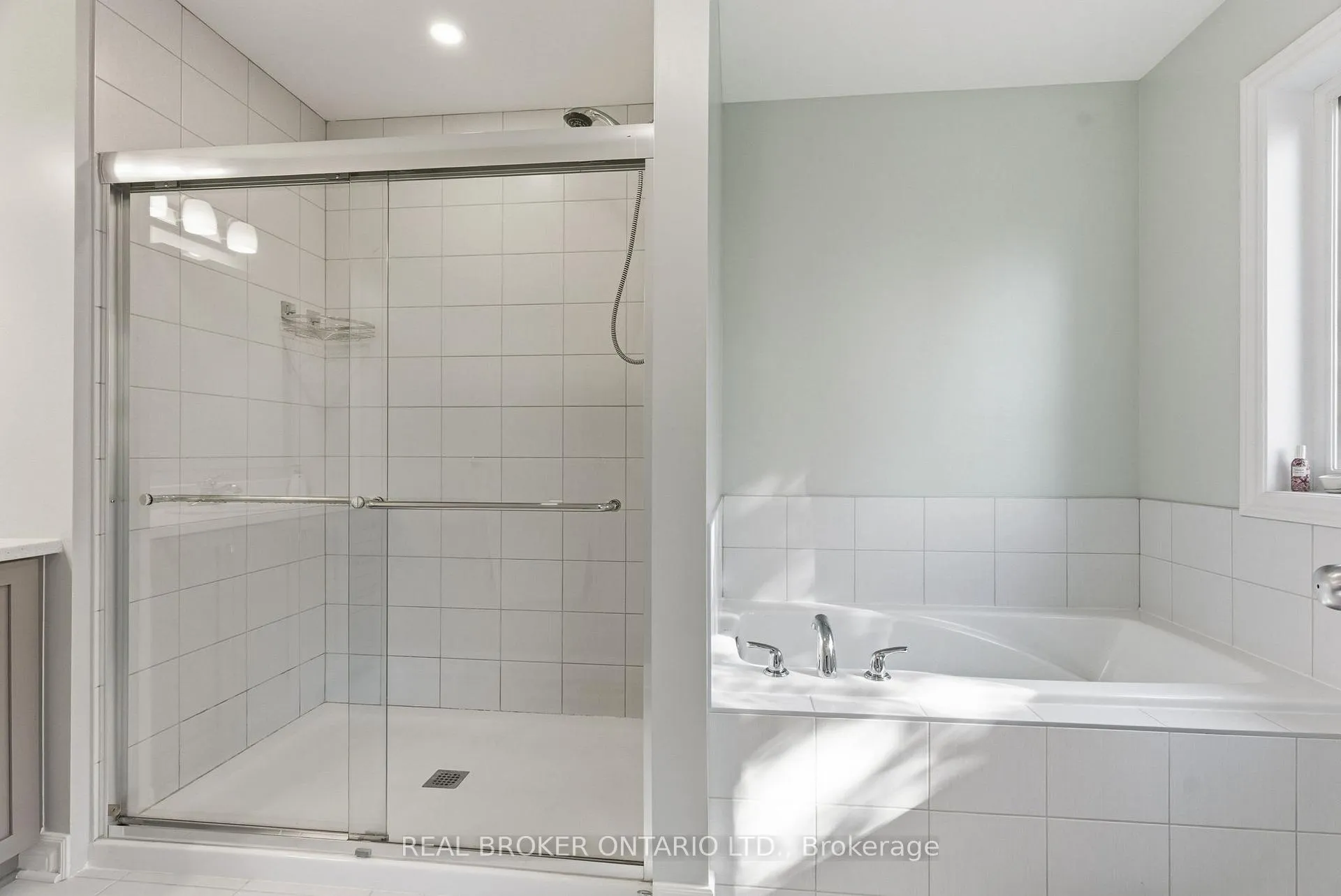 Photo 24 of 532 Fawn Valley Private, Ottawa, Blossom Park/Kemp Park/Findlay Creek — HOMEH