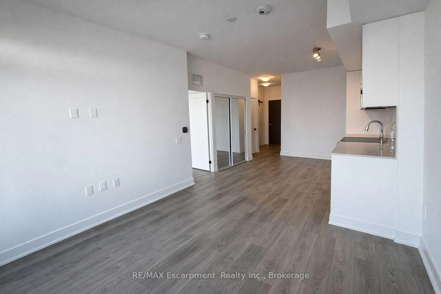 Photo 15 of Unit 704, 2088 James Street, Burlington, Brant — HOMEH