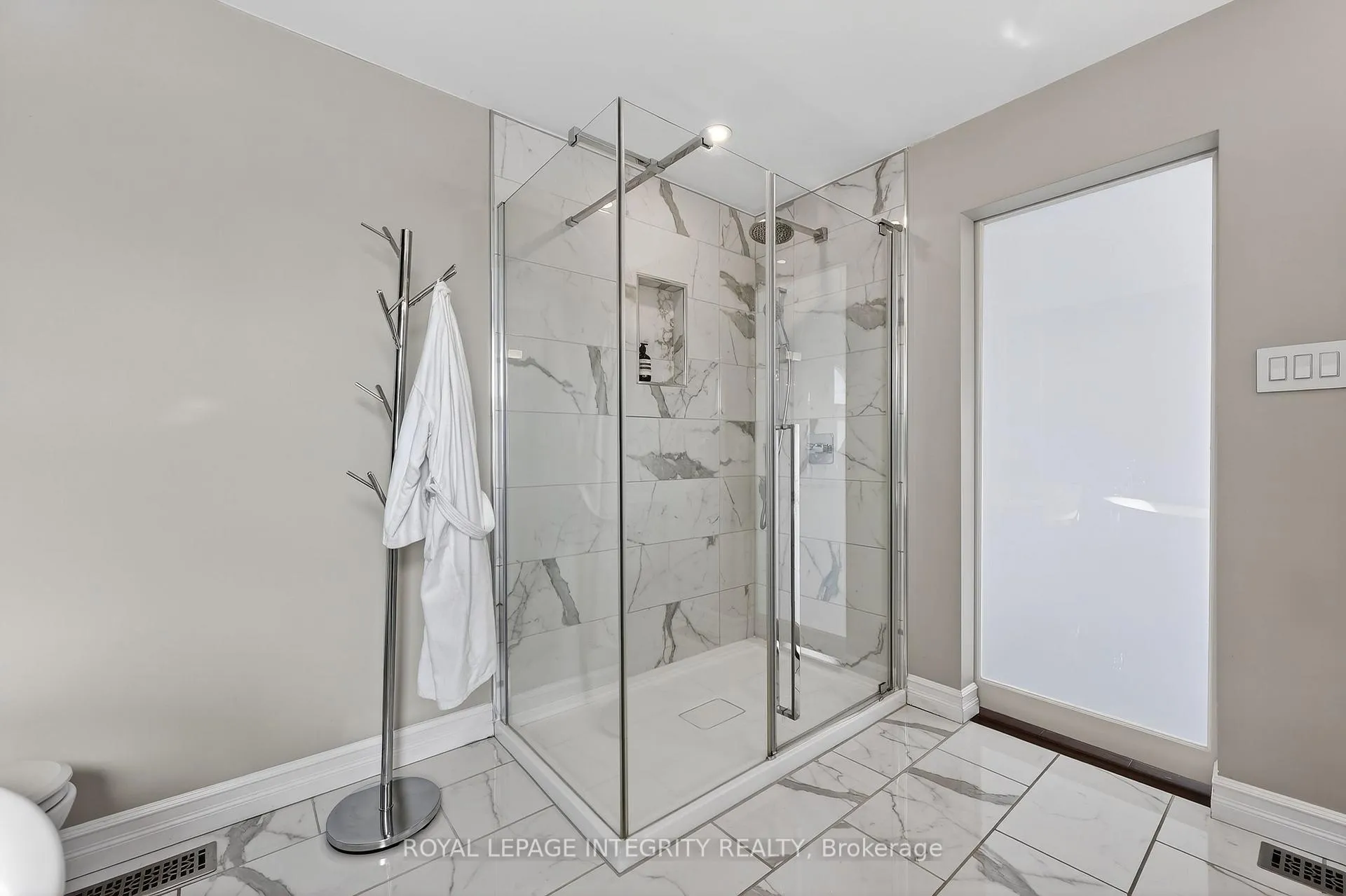 Photo 33 of 1380 Diane Crescent, Ottawa, Fallingbrook/Ridgemount — HOMEH