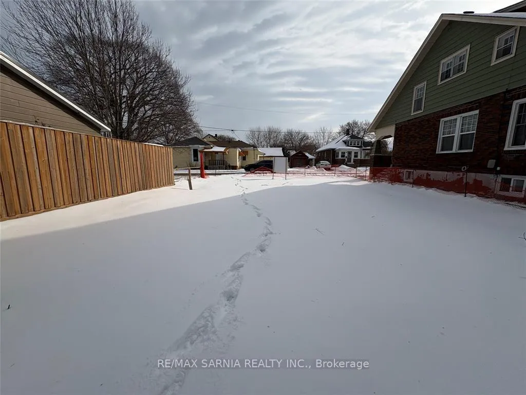 Photo 2 of 111 Stuart Street, Sarnia — HOMEH