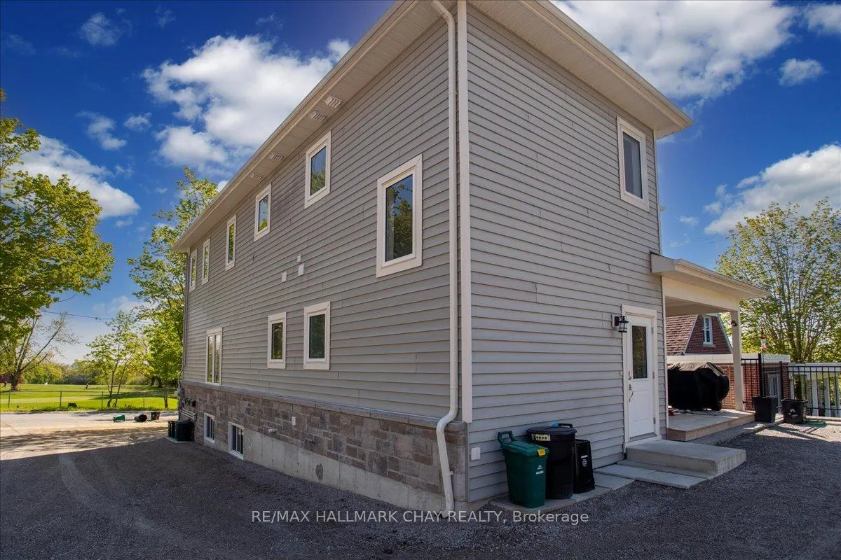 Photo 2 of Unit B, 325 Peter Street, Orillia — HOMEH