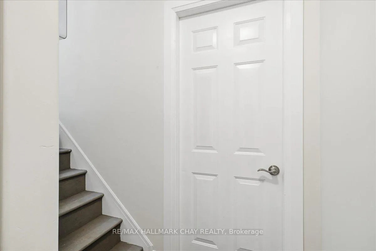 Photo 3 of Unit B, 325 Peter Street, Orillia — HOMEH