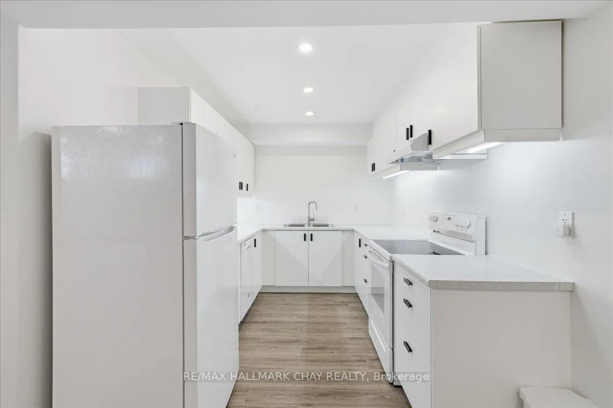 Photo 6 of Unit B, 325 Peter Street, Orillia — HOMEH