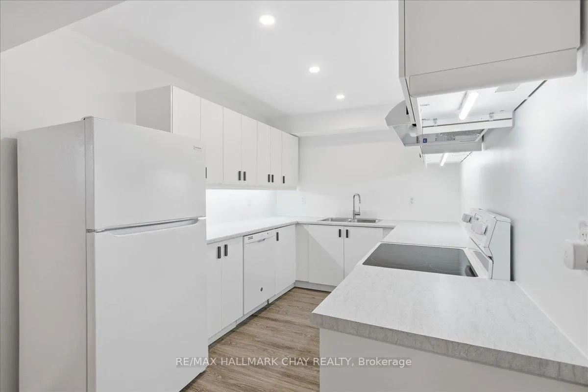 Photo 7 of Unit B, 325 Peter Street, Orillia — HOMEH