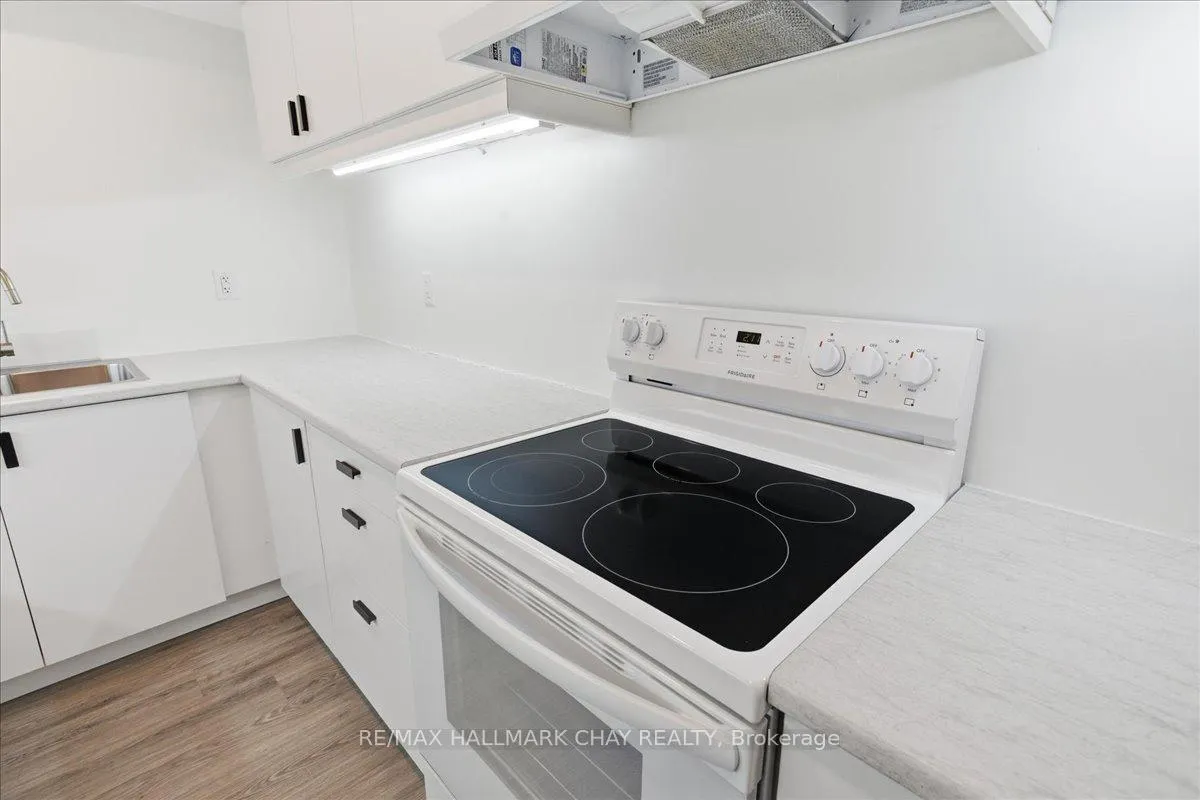 Photo 9 of Unit B, 325 Peter Street, Orillia — HOMEH