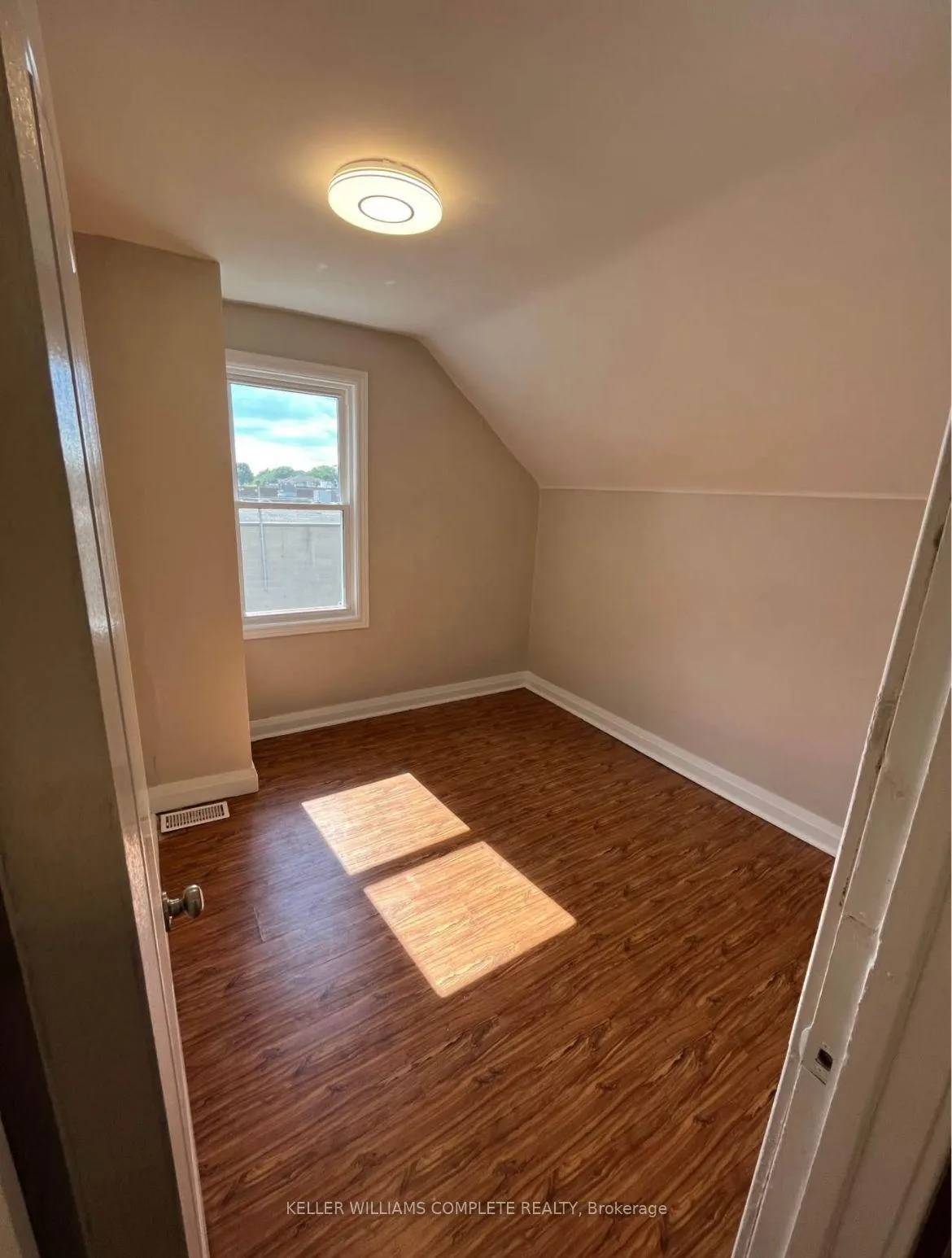 Photo 10 of 6083 Dunn Street, Niagara Falls, Dorchester — HOMEH