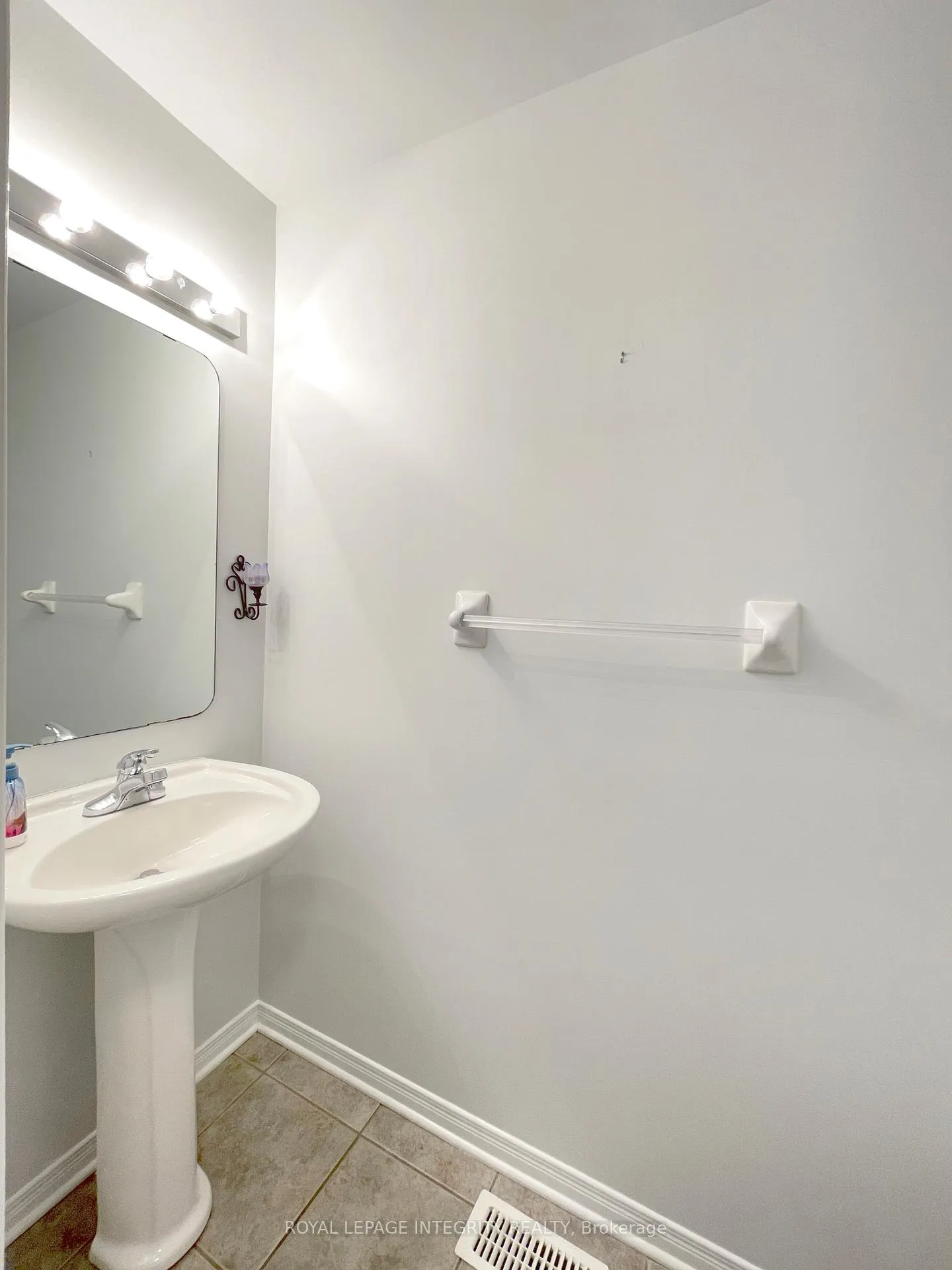 Photo 3 of 27 Santa Cruz Private, Ottawa, Riverview Park — HOMEH