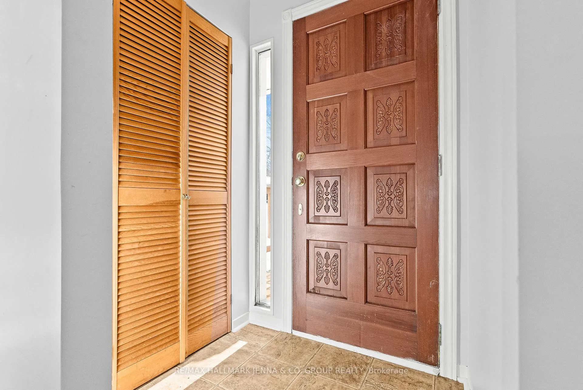 Photo 3 of 13 Pinepoint Drive, Ottawa, Lynwood Village — HOMEH