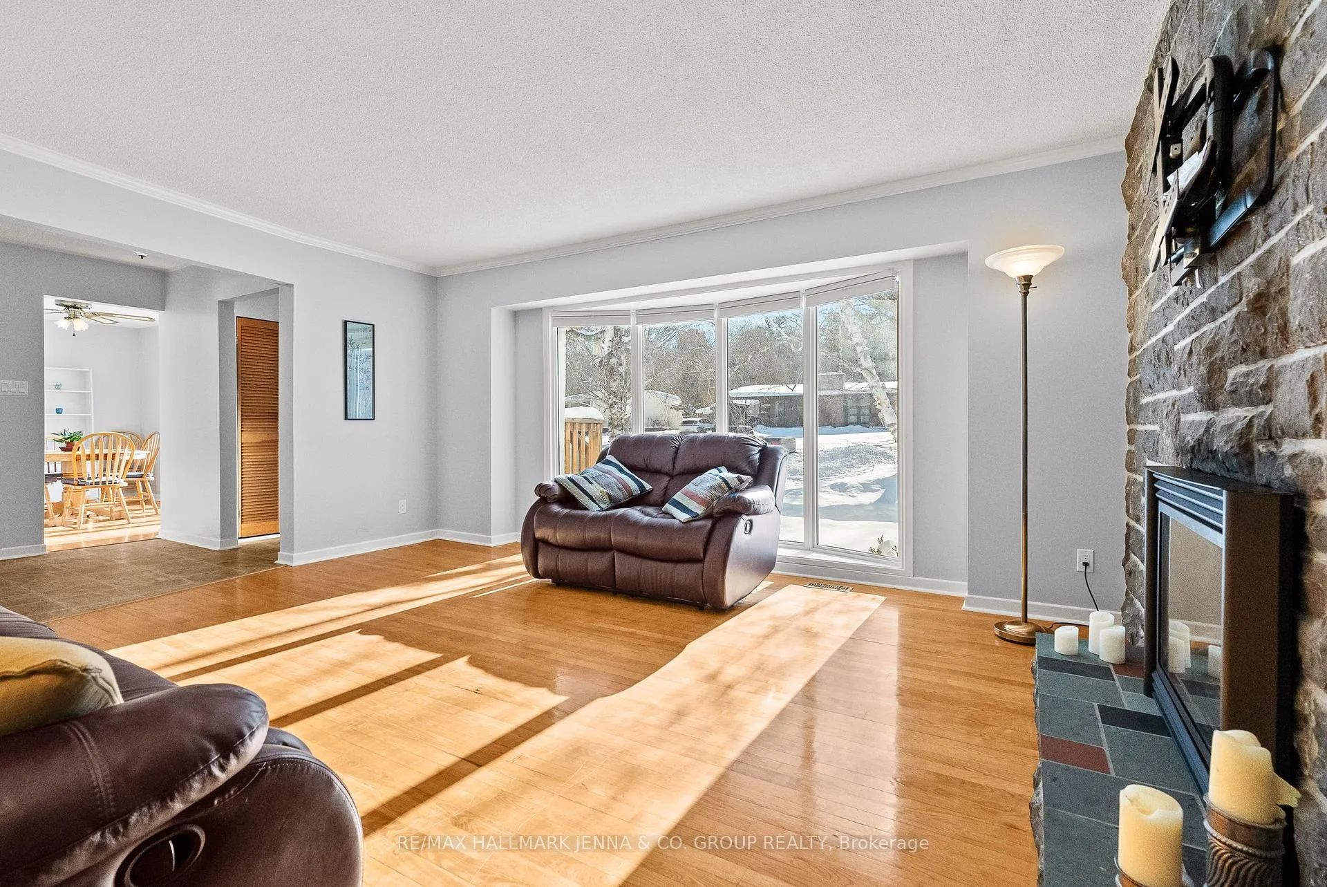 Photo 6 of 13 Pinepoint Drive, Ottawa, Lynwood Village — HOMEH
