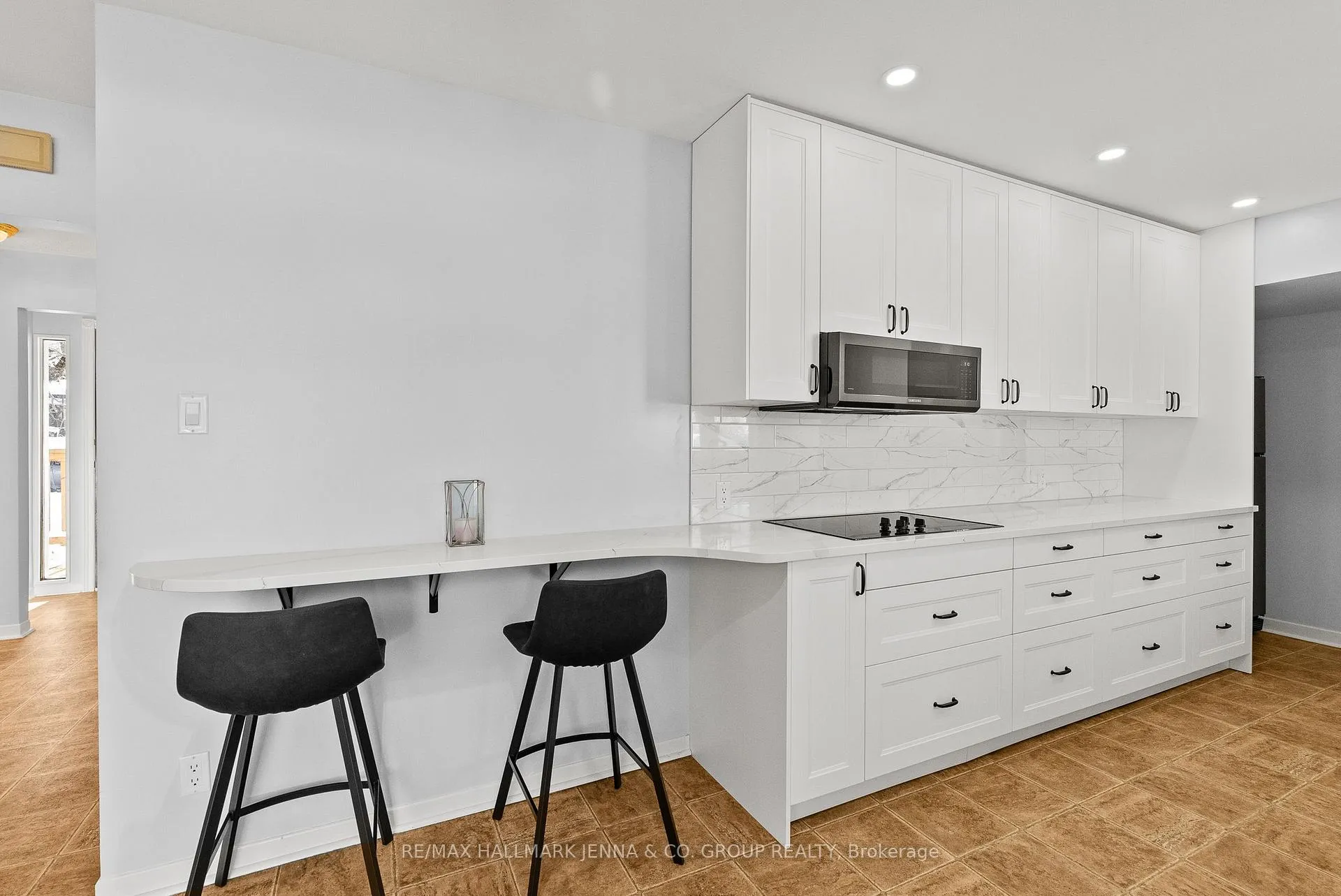 Photo 9 of 13 Pinepoint Drive, Ottawa, Lynwood Village — HOMEH