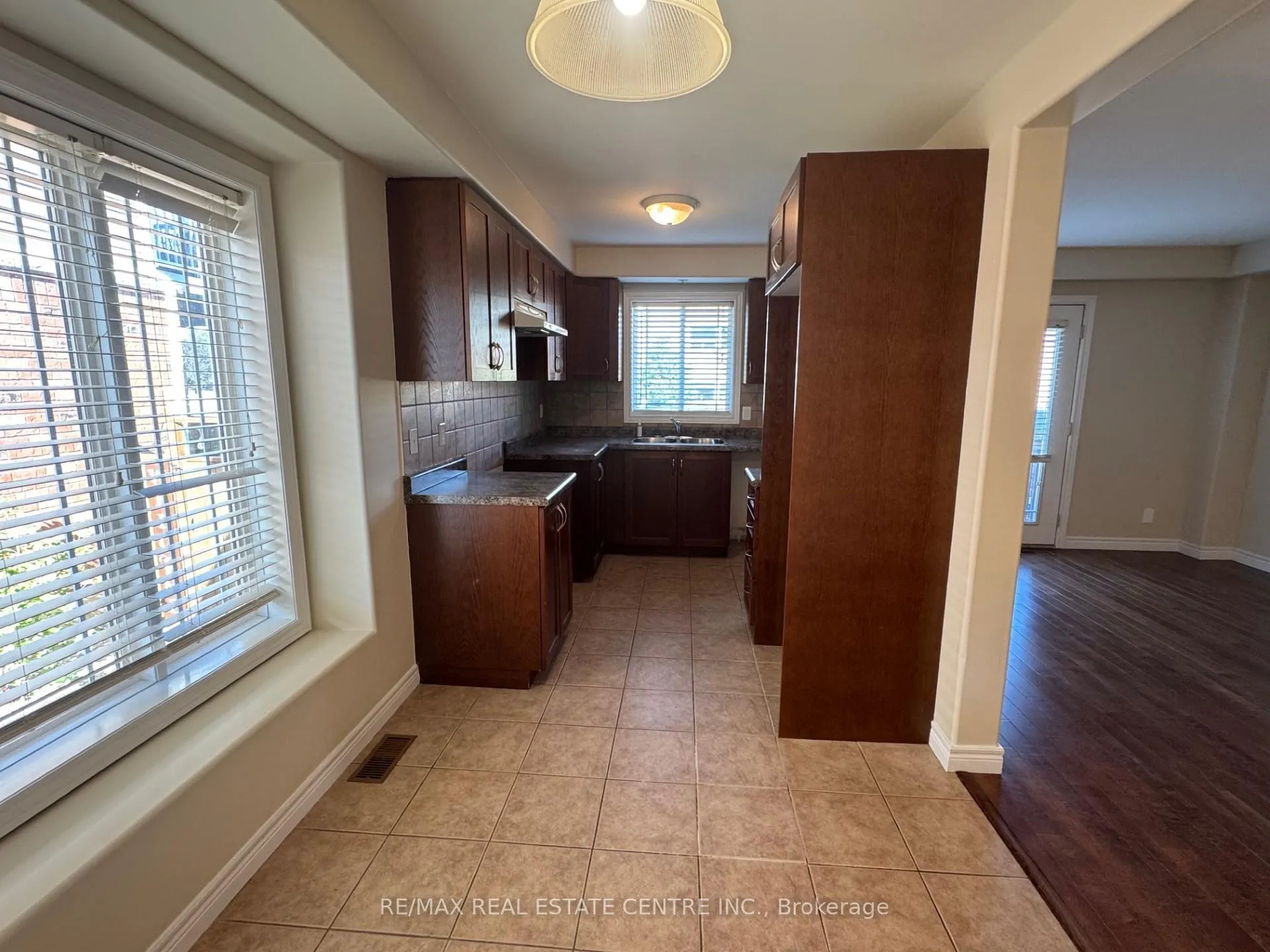 Photo 3 of 27 Hemlock Way, Grimsby, Grimsby West — HOMEH