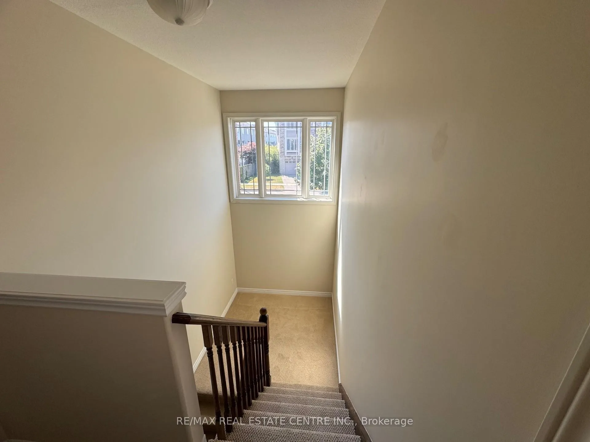 Photo 4 of 27 Hemlock Way, Grimsby, Grimsby West — HOMEH