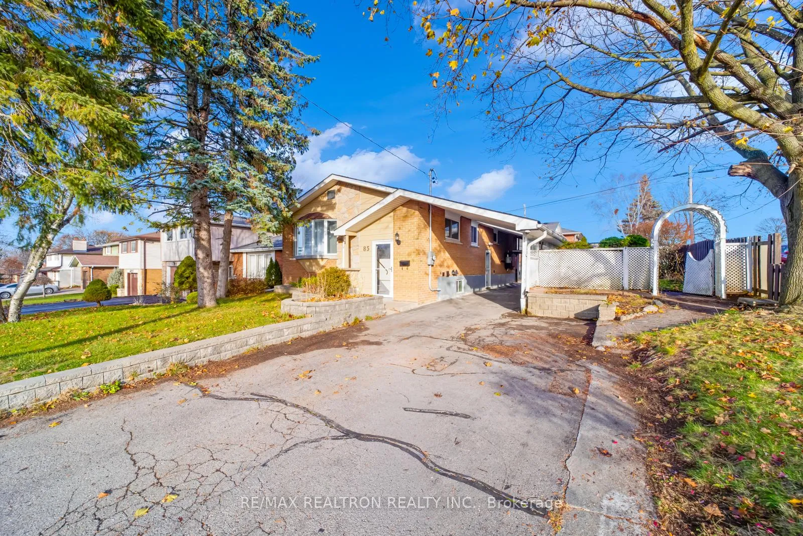 Photo 3 of 85 Thorncliffe Street, Oshawa, Donevan — HOMEH