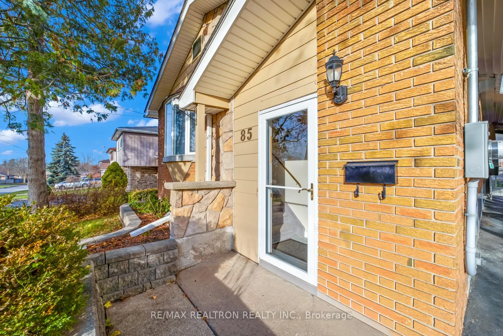Photo 5 of 85 Thorncliffe Street, Oshawa, Donevan — HOMEH