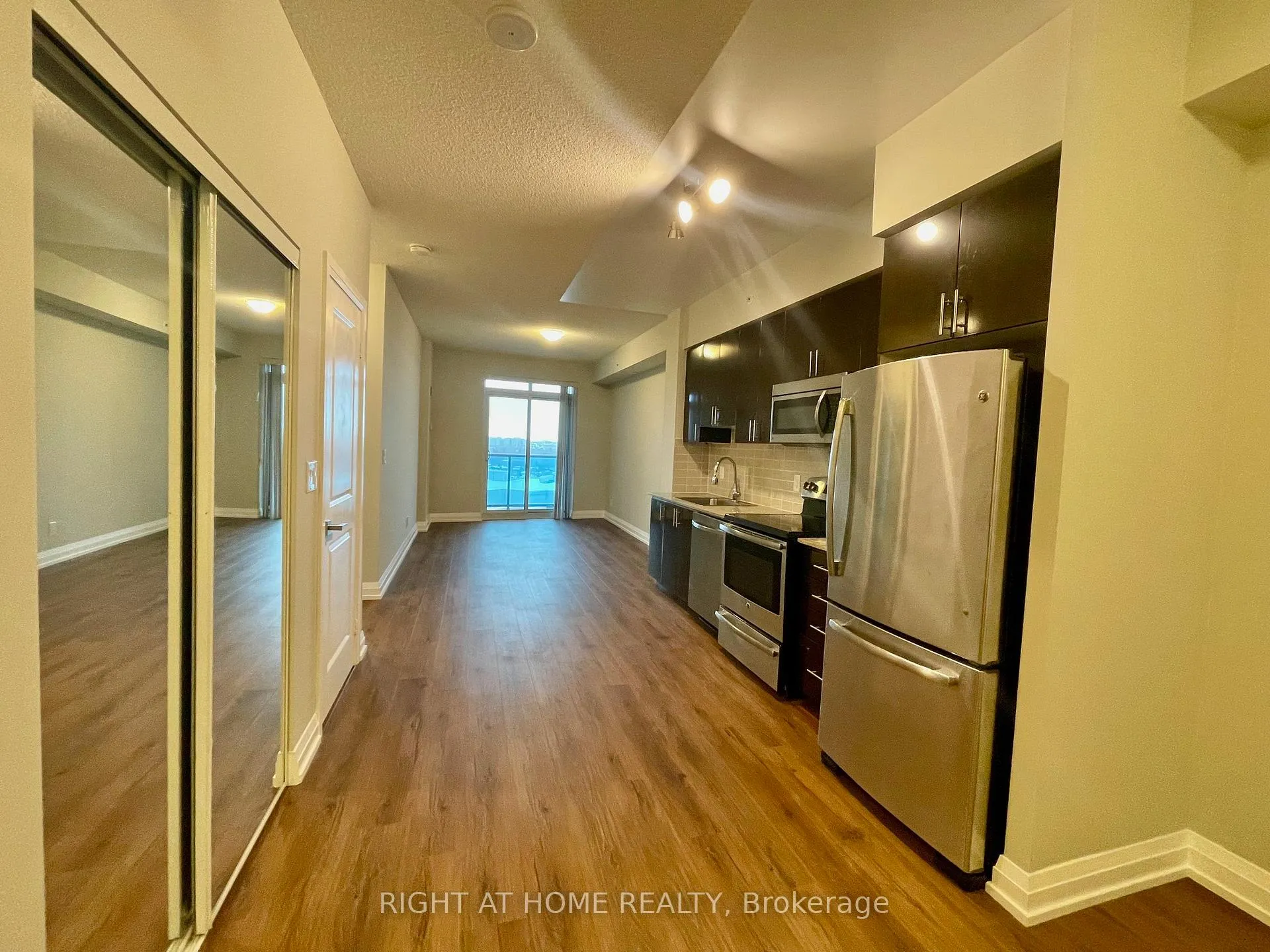 Photo 5 of Unit 606, 7171 Yonge Street, Markham, Thornhill — HOMEH