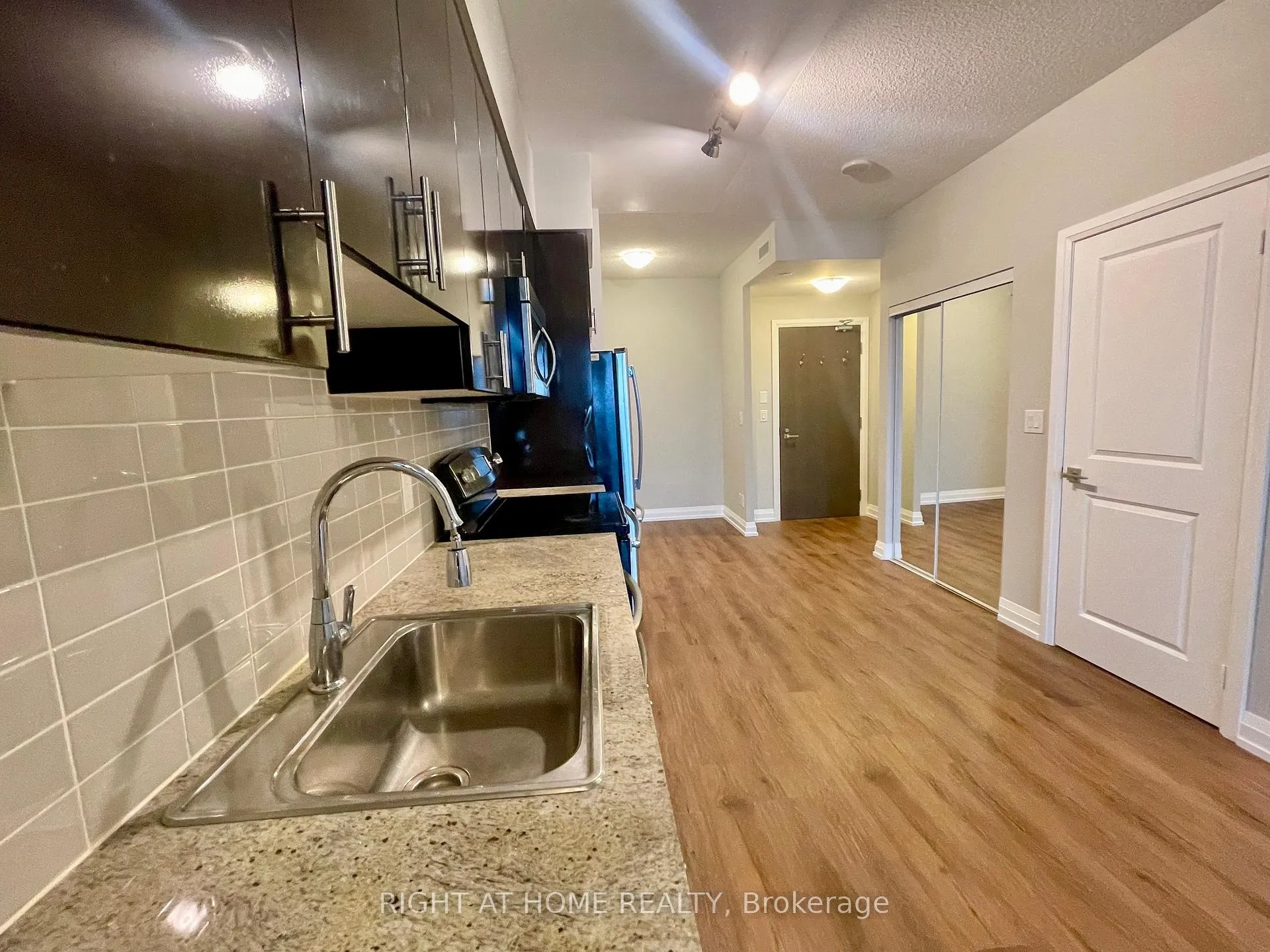 Photo 7 of Unit 606, 7171 Yonge Street, Markham, Thornhill — HOMEH