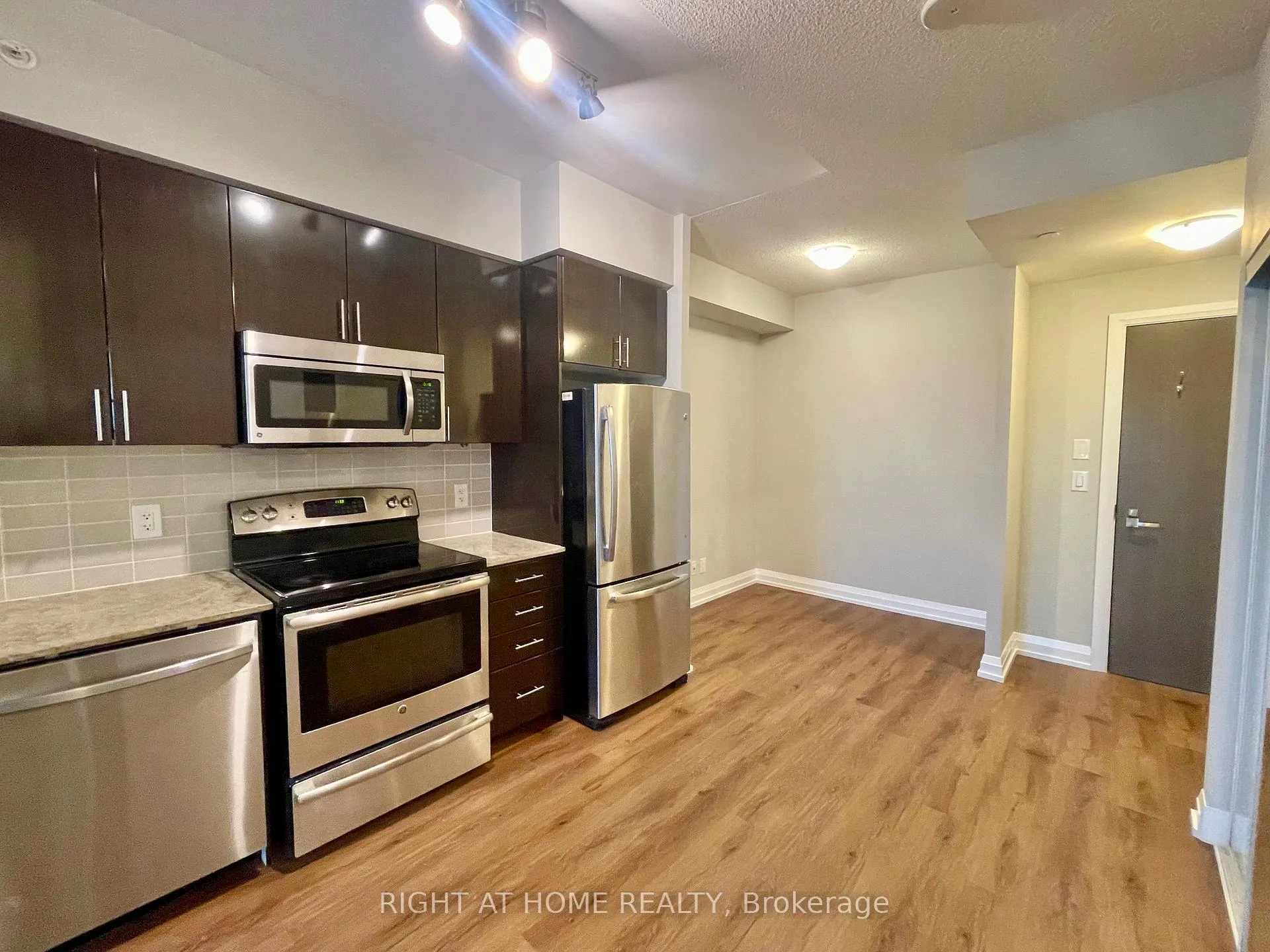 Photo 8 of Unit 606, 7171 Yonge Street, Markham, Thornhill — HOMEH