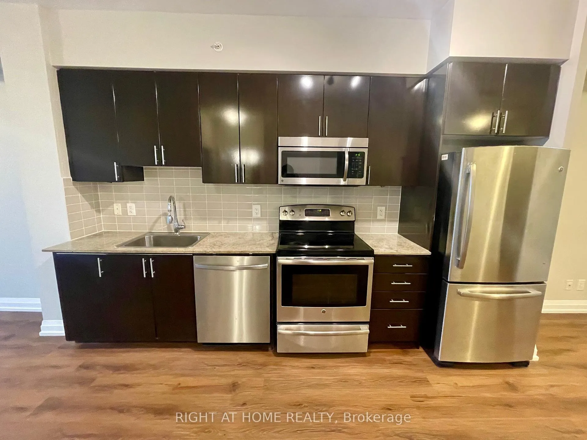 Photo 10 of Unit 606, 7171 Yonge Street, Markham, Thornhill — HOMEH