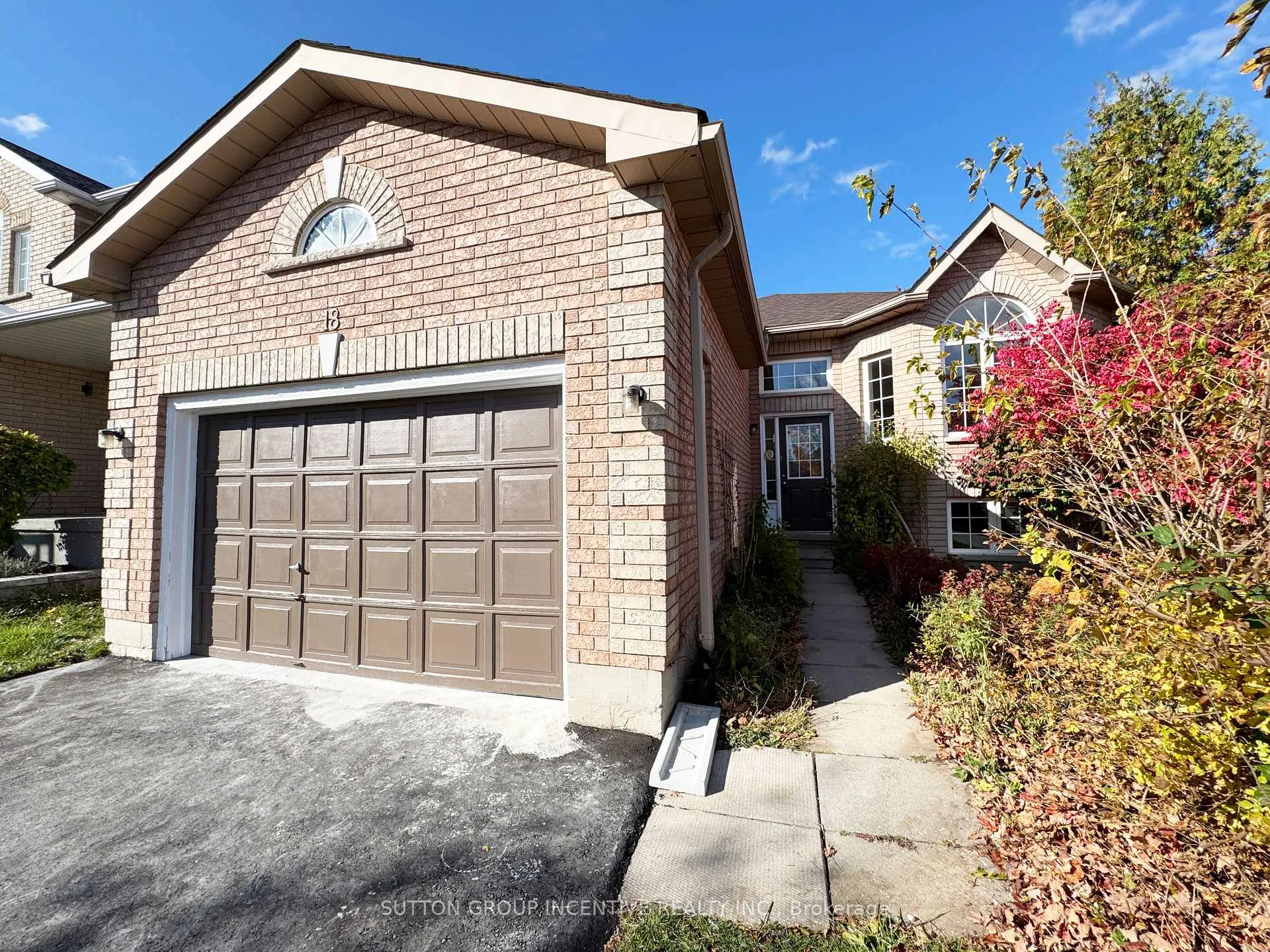 Photo 2 of 18 Forest Dale Drive, Barrie, Little Lake — HOMEH