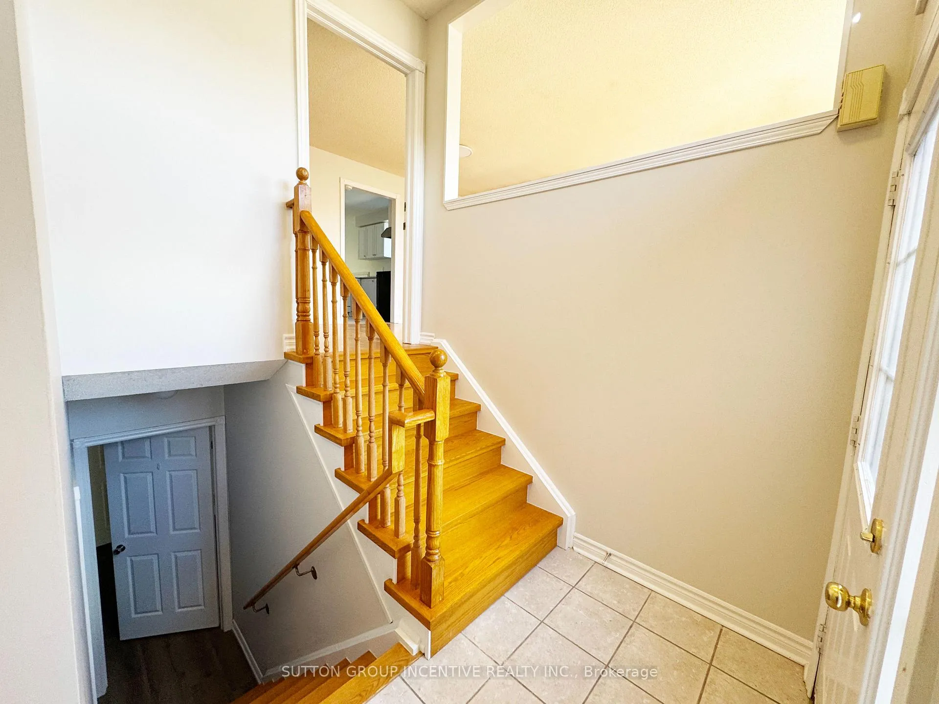 Photo 3 of 18 Forest Dale Drive, Barrie, Little Lake — HOMEH