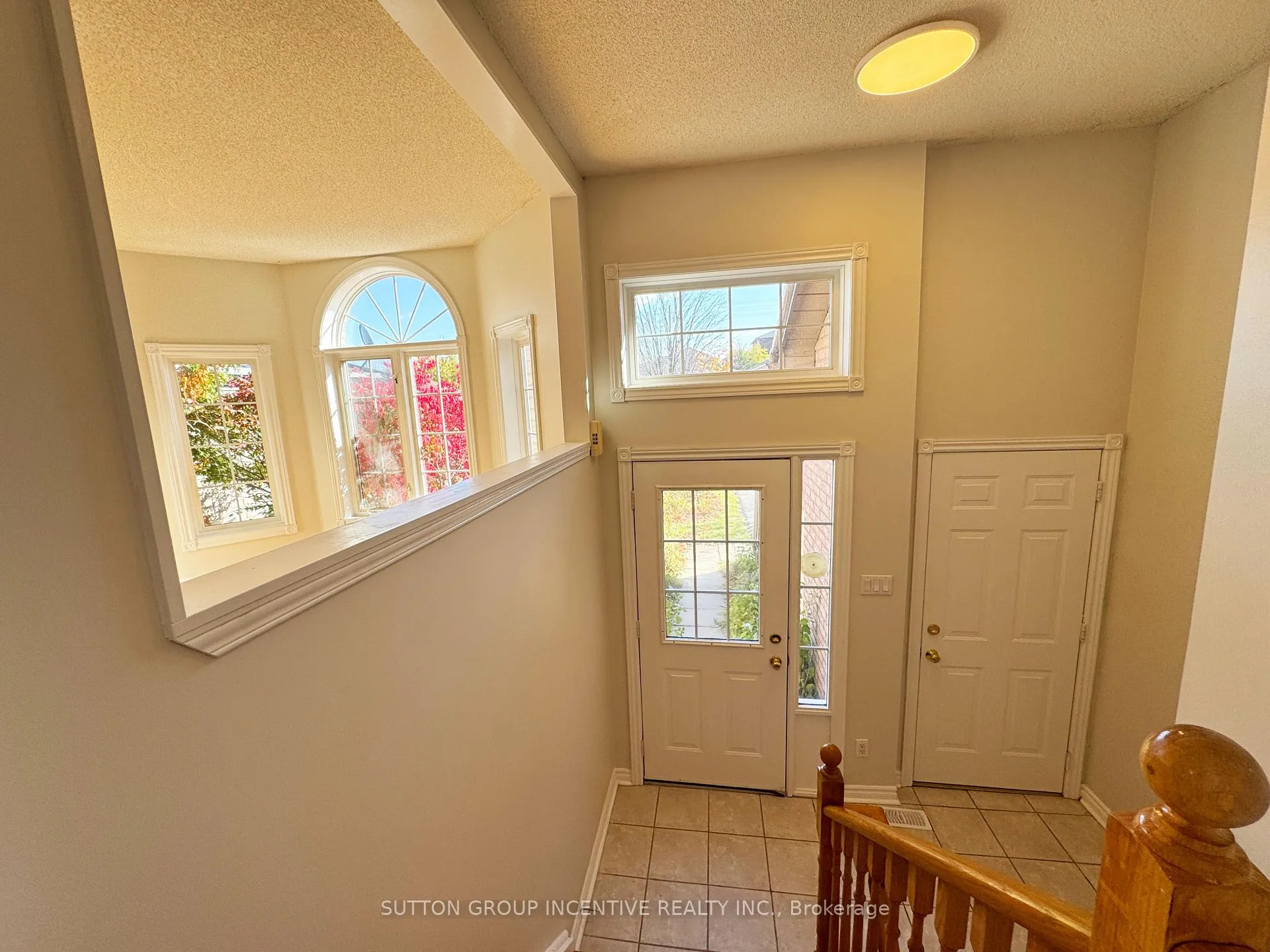 Photo 4 of 18 Forest Dale Drive, Barrie, Little Lake — HOMEH