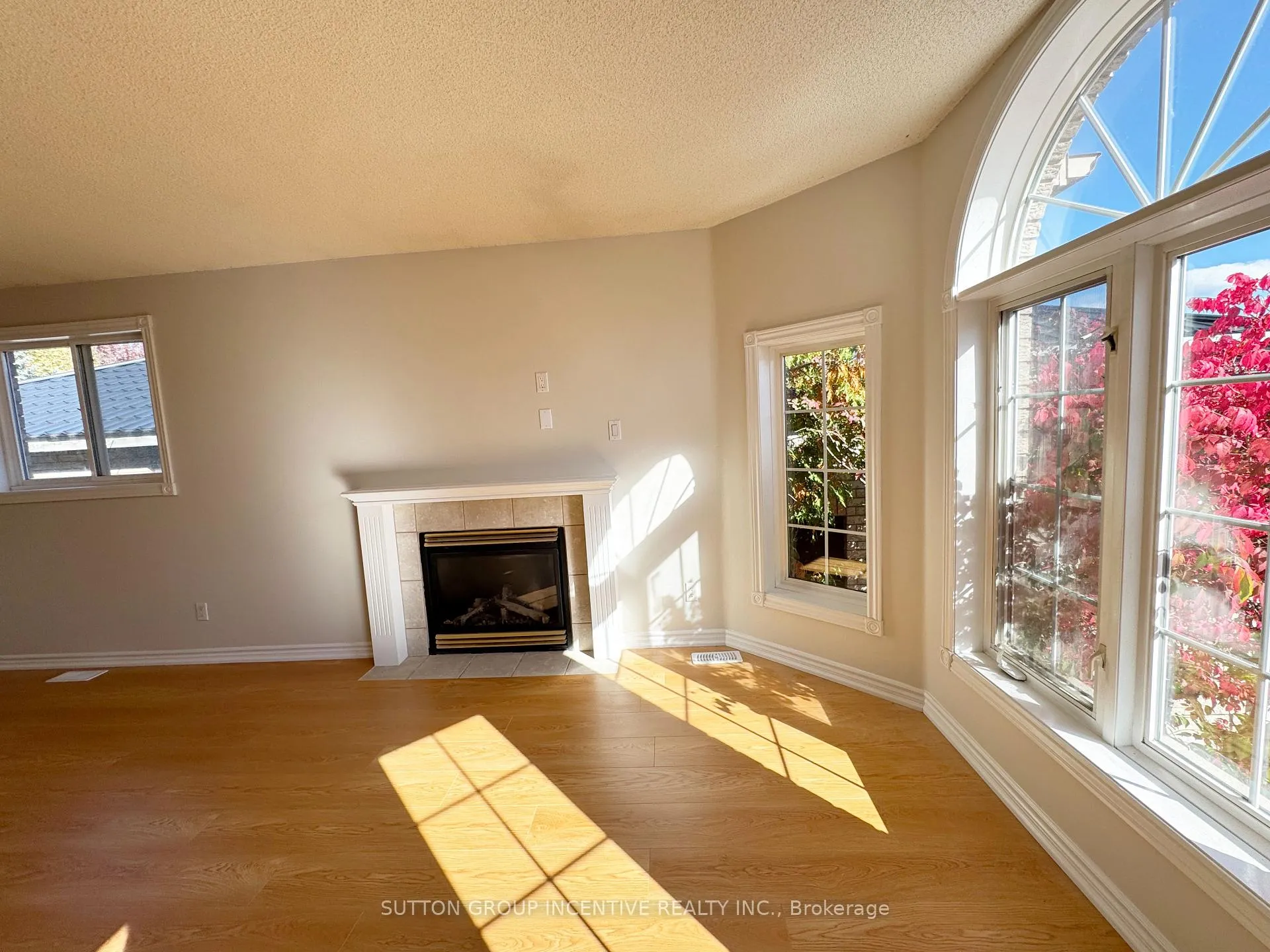 Photo 5 of 18 Forest Dale Drive, Barrie, Little Lake — HOMEH