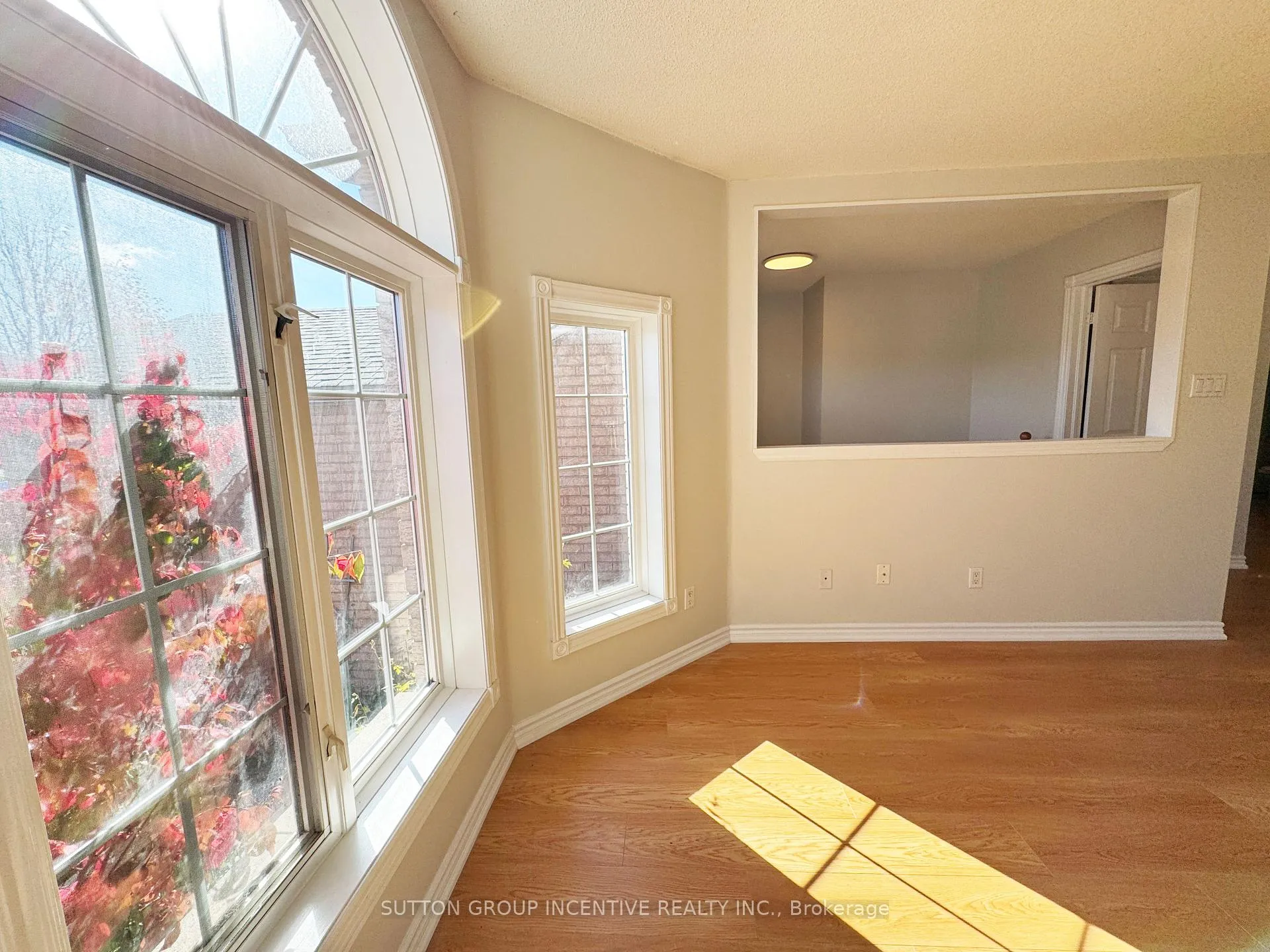 Photo 6 of 18 Forest Dale Drive, Barrie, Little Lake — HOMEH