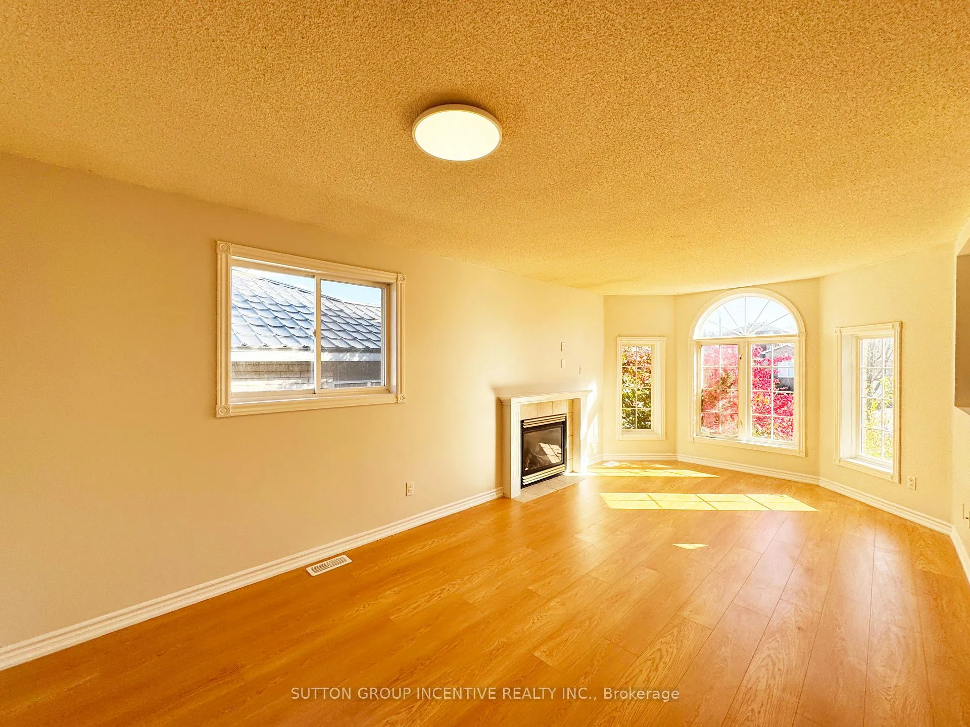 Photo 8 of 18 Forest Dale Drive, Barrie, Little Lake — HOMEH
