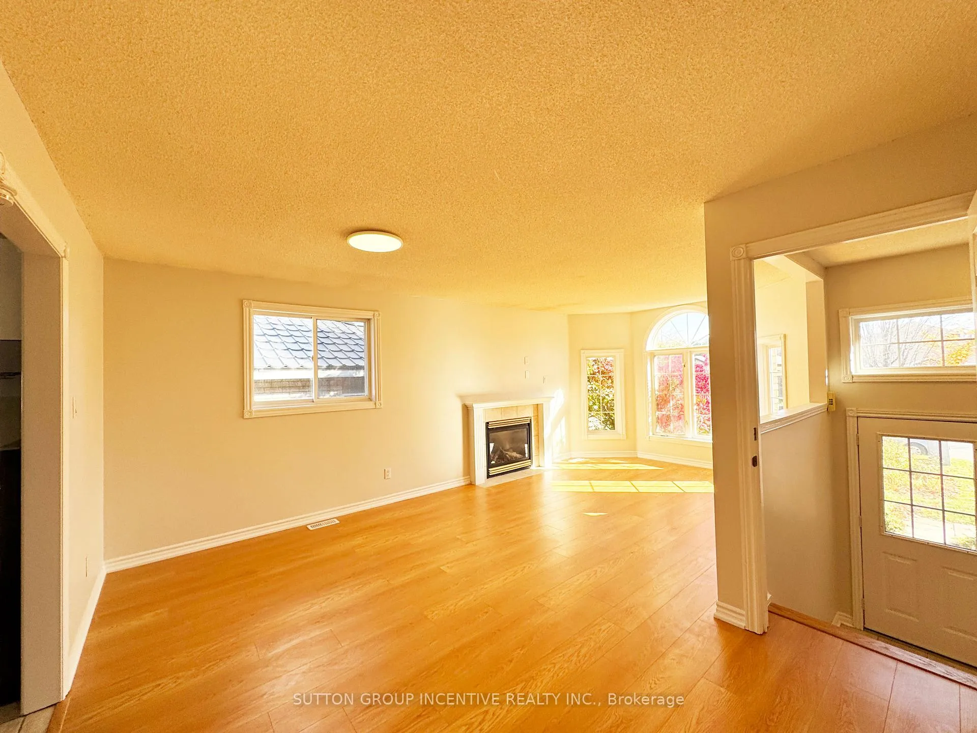 Photo 9 of 18 Forest Dale Drive, Barrie, Little Lake — HOMEH